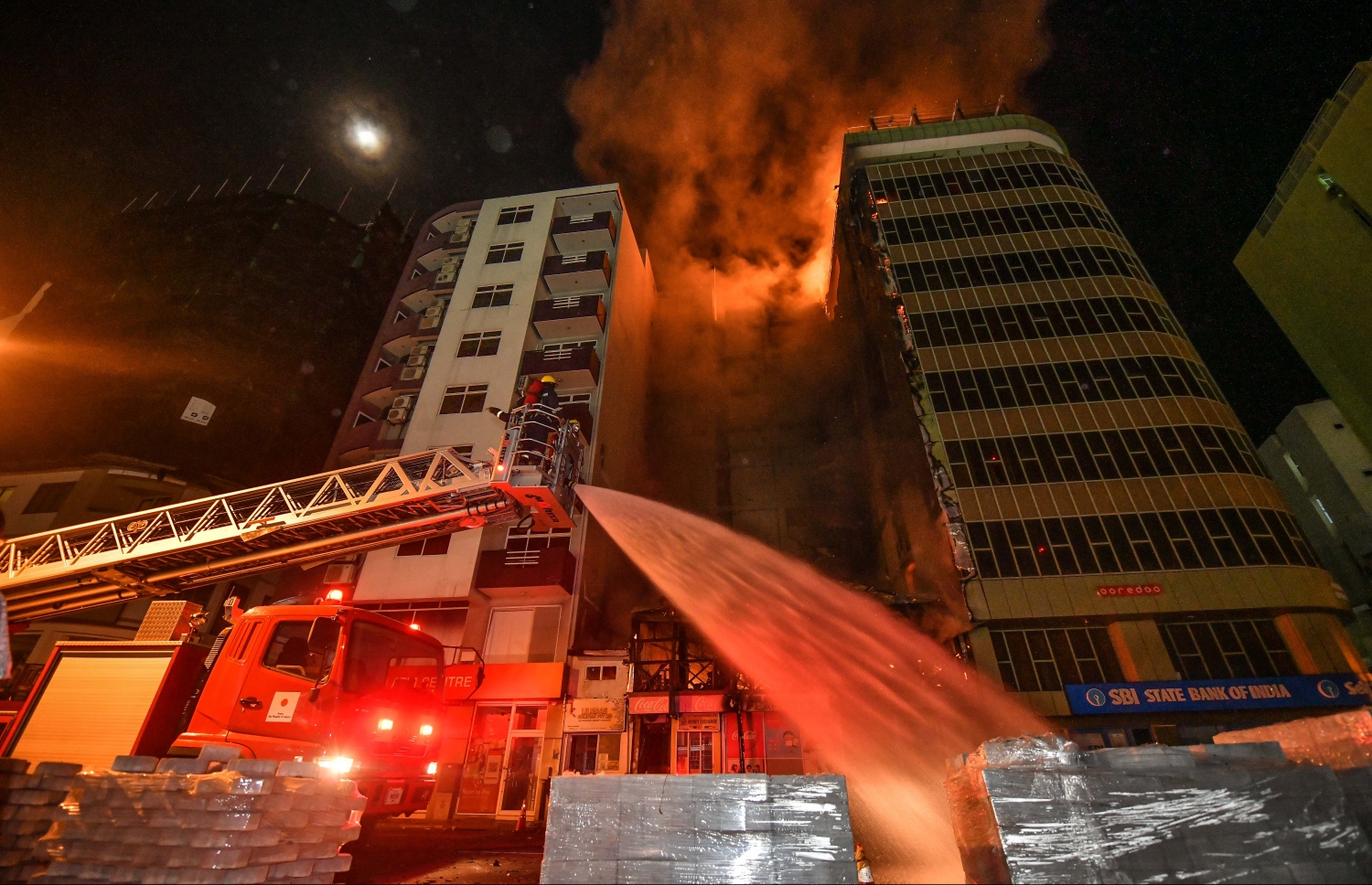 މާލެ: އޮގަސްޓް 28، 2020- ބޮޑުތަކުރުފާނު މަގުގައި ޖަލަޕީނޯ ކުރިން ހިންގި ކެފޭ މިހާރުގެ ނަމުން ނަމަ ޓިއޮލޯ ކެފޭ އާއި ގަދަގޭ މުހައްމަދުފުޅު ބިލްޑިންގްގައި ރޯވި އަލިފާންގަނޑު ނިއްވުމަށް ފަޔާ ޓީމުން ހަރަކާތްތެރިވަނީ.---ފޮޓޯ: ނިޝާން އަލީ/މިހާރު