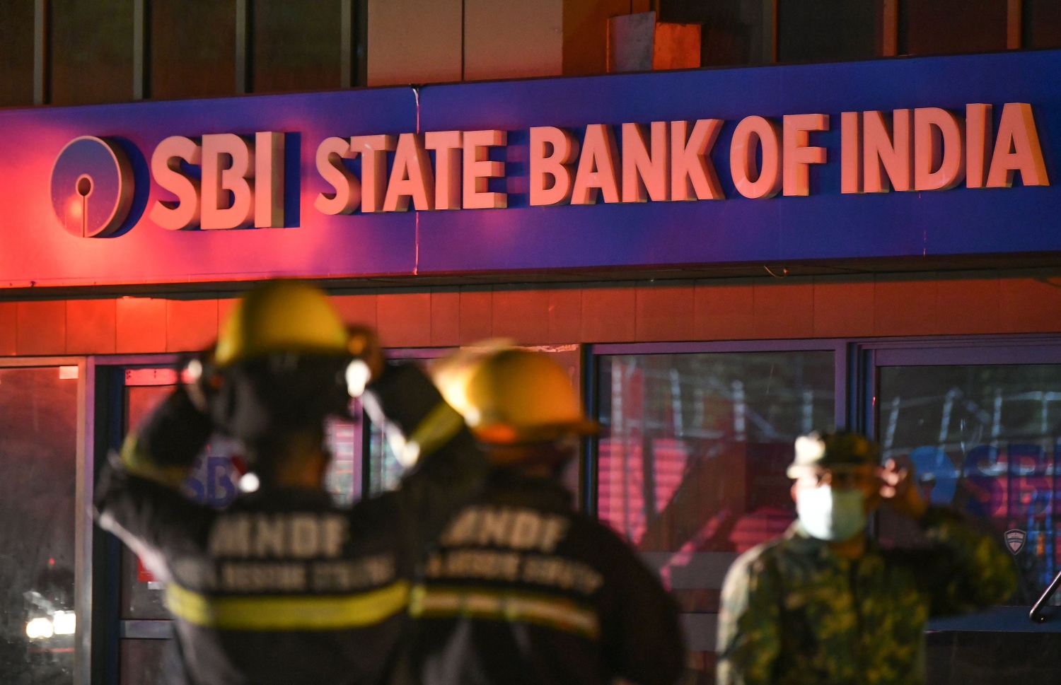 މާލެ: އޮގަސްޓް 28، 2020- ބޮޑުތަކުރުފާނު މަގުގައި ޖަލަޕީނޯ ކުރިން ހިންގި ކެފޭ މިހާރުގެ ނަމުން ނަމަ ޓިއޮލޯ ކެފޭގައި ރޭ ހިނގި އަލިފާނުގެ ހާދިސާގައ، އެ ކެފޭ އިންވެގެން ހުރި ގަދަގޭ މުހައްމަދުފުޅު ބިލްޑިންގެ އެންމެ މަތީ ބުރީގައި ހަދާފައިވާ ޕެންޓް ހައުސް އާއި 10 ބުރީގެ އެ އިމާރާތުގެ ބައެއް ފްލޯތަކަށް ވެސް އަލިފާންގަނޑު ވަދެ ވަނީ ގެއްލުން ވެފައި. އިމާރާތުގެ ފަސް ފްލޯއެއްގައި ހިންގަނީ ސްޓޭޓް ބޭންކް އޮފް އިންޑިއާ (އެސްބީއައި) ގެ އެކި ޑިޕާޓްމަންޓުތަކާއި ކަސްޓަމާ ސާވިސް ބައިތައް. ފުރަތަމަ ފްލޯގައި ހުންނަނީ އުރީދޫގެ އޮފީހެއް---ފޮޓޯ: ނިޝާން އަލީ/މިހާރު