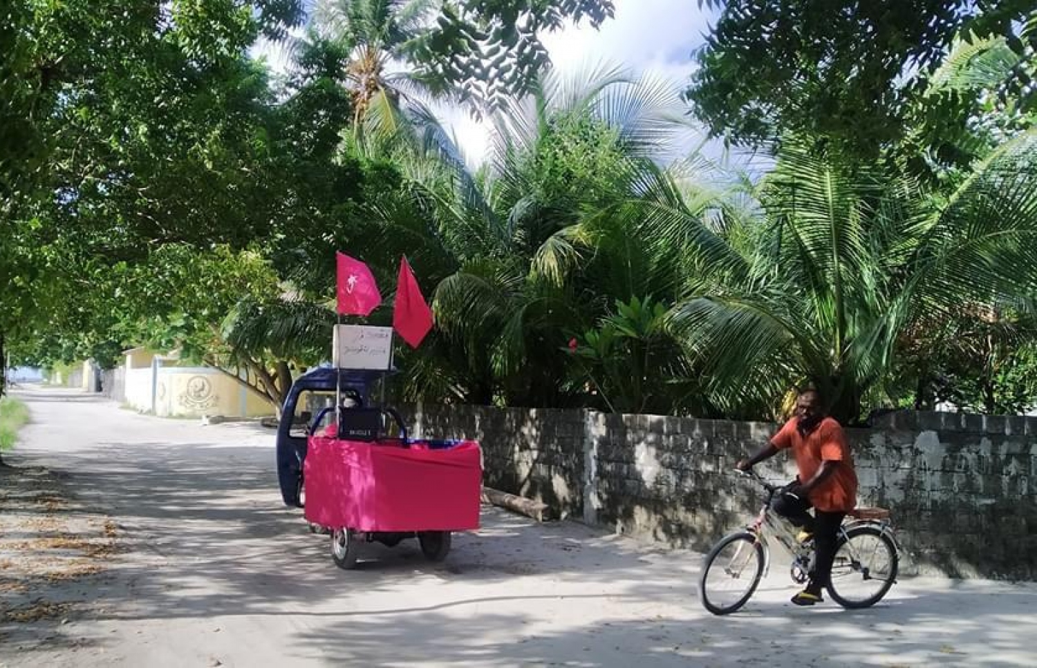 ހދ. ވައިކަރަދޫ: އޮގަސްޓް 28، 2020: ރާއްޖެ ވިއްކާލުމާއި ދެކޮޅަށް ރާއްޖޭގެ އެކި ހިސާބުތަކުގައި ޕީޕީއެމް/ޕީއެންސީ ކޯލިޝަނުން  ޝުއޫރު ފާޅުކޮށްފައި ހުރި ބޯޑުތައް ހިފައިގެން މުޒާހަރާކުރުން.