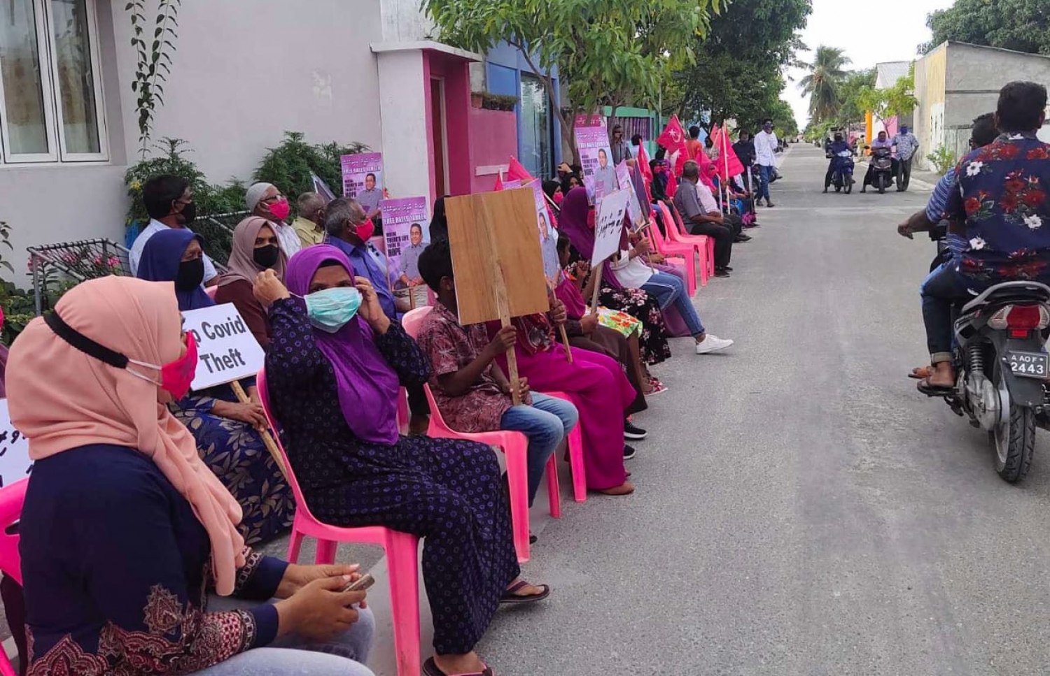 އައްޑޫ، އޮގަސްޓް 28، 2020: ރާއްޖެ ވިއްކާލުމާއި ދެކޮޅަށް ރާއްޖޭގެ އެކި ހިސާބުތަކުގައި ޕީޕީއެމް/ޕީއެންސީ ކޯލިޝަނުން  ޝުއޫރު ފާޅުކޮށްފައި ހުރި ބޯޑުތައް ހިފައިގެން މުޒާހަރާކުރުން.