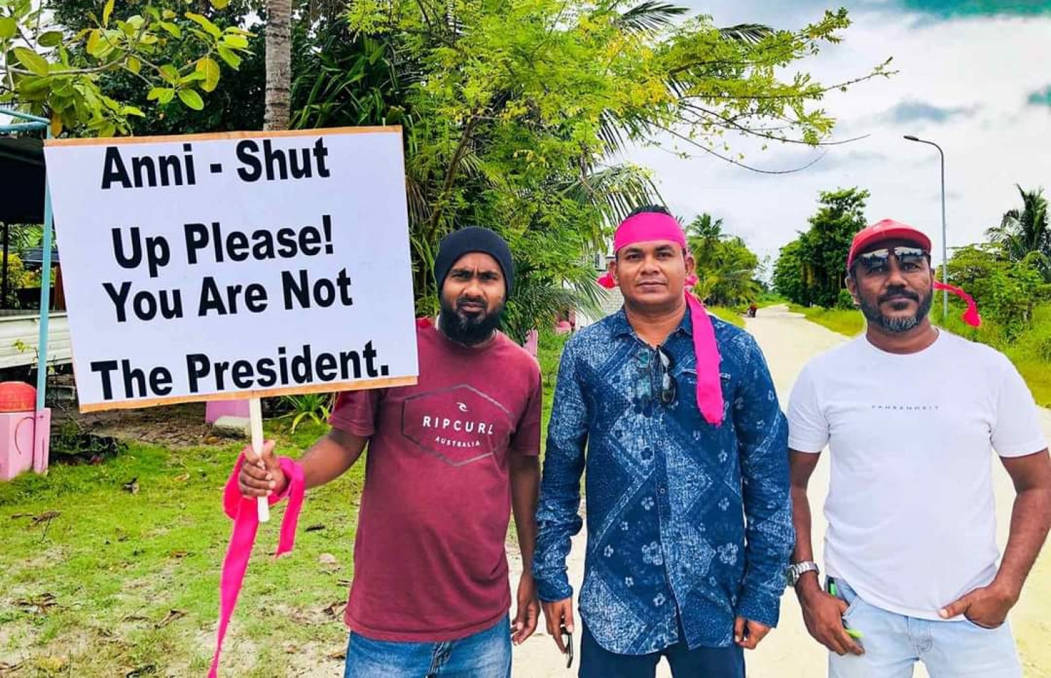 އައްޑޫ، އޮގަސްޓް 28، 2020: ރާއްޖެ ވިއްކާލުމާއި ދެކޮޅަށް ރާއްޖޭގެ އެކި ހިސާބުތަކުގައި ޕީޕީއެމް/ޕީއެންސީ ކޯލިޝަނުން  ޝުއޫރު ފާޅުކޮށްފައި ހުރި ބޯޑުތައް ހިފައިގެން މުޒާހަރާކުރުން.