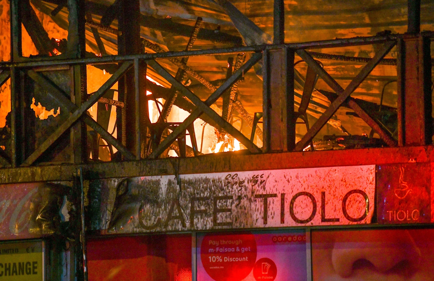 މާލެ: އޮގަސްޓް 28، 2020- ބޮޑުތަކުރުފާނު މަގުގައި ޖަލަޕީނޯ ކުރިން ހިންގި ކެފޭ މިހާރުގެ ނަމުން ނަމަ ޓިއޮލޯ ކެފޭގައި ރޭ ހިނގި އަލިފާނުގެ ހާދިސާގައި އެ ތަން ރޯވެފައި: ދެ ބުރިއަށް ހަދާފައިވާ މި ކެފޭ ވަނީ އެއްކޮށް އަނދައިފައި.---ފޮޓޯ: ނިޝާން އަލީ/މިހާރު