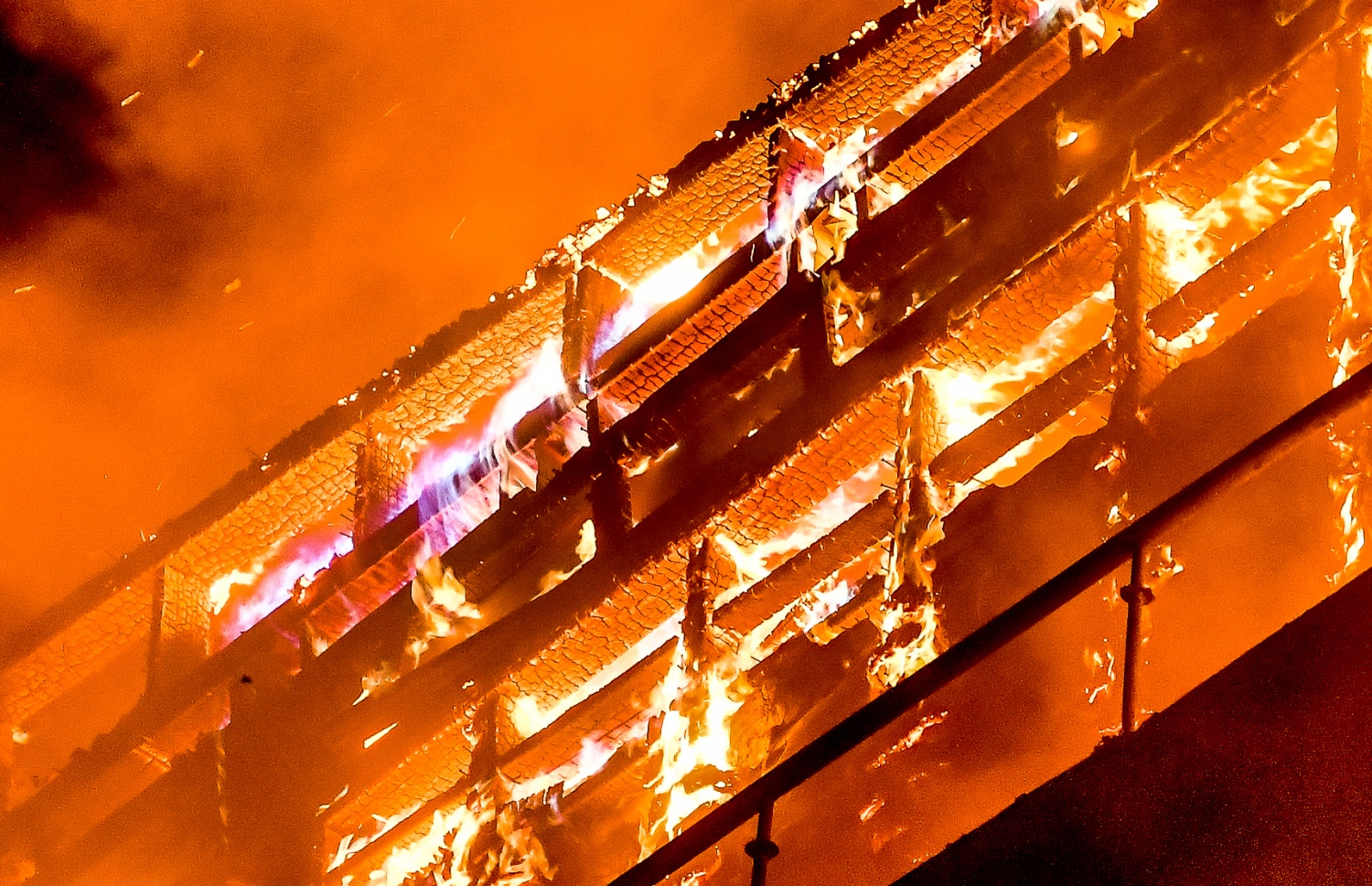 މާލެ: އޮގަސްޓް 28، 2020- ބޮޑުތަކުރުފާނު މަގުގައި ޖަލަޕީނޯ ކުރިން ހިންގި ކެފޭ މިހާރުގެ ނަމުން ނަމަ ޓިއޮލޯ ކެފޭގައި ރޭ ހިނގި އަލިފާނުގެ ހާދިސާގައި އެ ތަން އަނދަނީ: ދެ ބުރިއަށް ހަދާފައިވާ މި ކެފޭ ވަނީ އެއްކޮށް އަނދައިފައި.---ފޮޓޯ: ނިޝާން އަލީ/މިހާރު