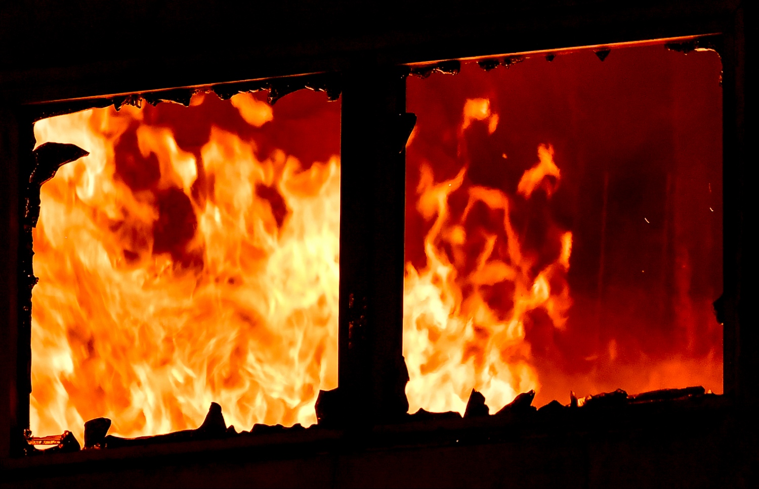 މާލެ، އޯގަސްޓް 29، 2020: ބޮޑުތަކުރުފާނު މަގުގައި ހުންނަ ޖަލަޕީނޯ ހިންގި ކެފޭ އާއި ގަދަގޭ އިމާރާތުގައި ހިނގި އަލިފާނުގެ ހާދިސާ --.ފޮޓޯ: ނިޝާން އަލީ/ މިހާރު