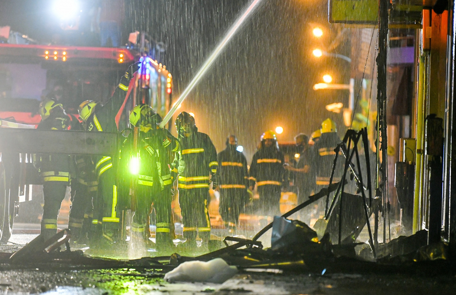 މާލެ: އޮގަސްޓް 28، 2020- ބޮޑުތަކުރުފާނު މަގުގައި ޖަލަޕީނޯ ކުރިން ހިންގި ކެފޭ މިހާރުގެ ނަމުން ނަމަ ޓިއޮލޯ ކެފޭ އާއި ގަދަގޭ މުހައްމަދުފުޅު ބިލްޑިންގްގައި ރޯވި އަލިފާންގަނޑު ނިއްވުމަށް ފަޔާ ޓީމުން ހަރަކާތްތެރިވަނީ.---ފޮޓޯ: އަވްޝަން އިލްޔާސް/މިހާރު