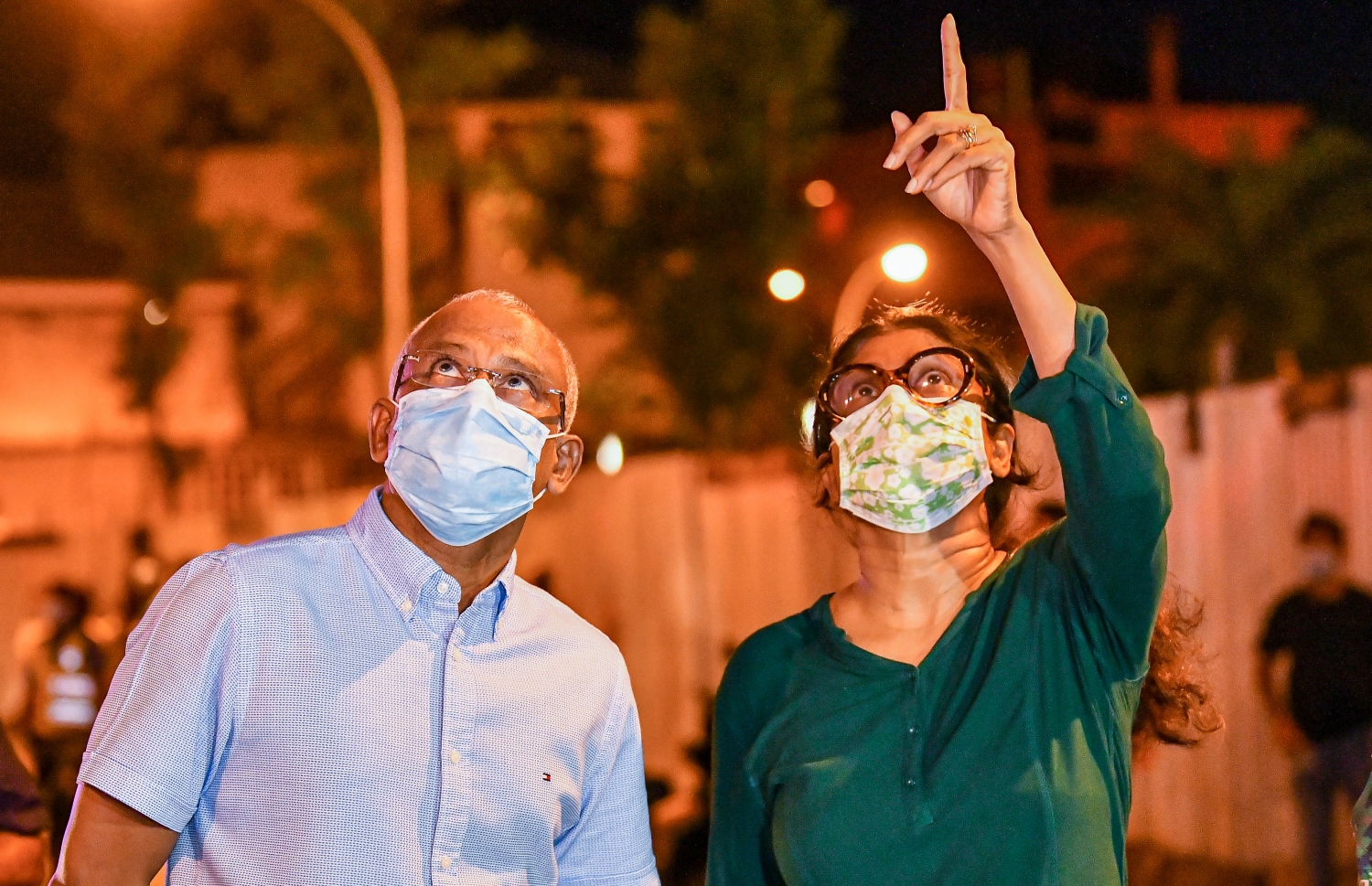 މާލެ: އޮގަސްޓް 28، 2020- ބޮޑުތަކުރުފާނު މަގުގައި ޖަލަޕީނޯ ކުރިން ހިންގި ކެފޭ މިހާރުގެ ނަމުން ނަމަ ޓިއޮލޯ ކެފޭ އާއި ގަދަގޭ މުހައްމަދުފުޅު ބިލްޑިންގްގައި ރޯވި އަލިފާންގަނޑު ނިއްވުމަށް ފަޔާ ޓީމުން ހަރަކާތްތެރިވާ ގޮތް ރައީސް އިބްރާހިމް މުހައްމަދު ސޯލިހާއި ޑިފެންސް މިނިސްޓަރު މާރިޔާ އަހުމަދު ދީދީ ބައްލަވައިލައްވަނީ.---ފޮޓޯ: އަވްޝަން ޢިލްޔާސް/މިހާރު