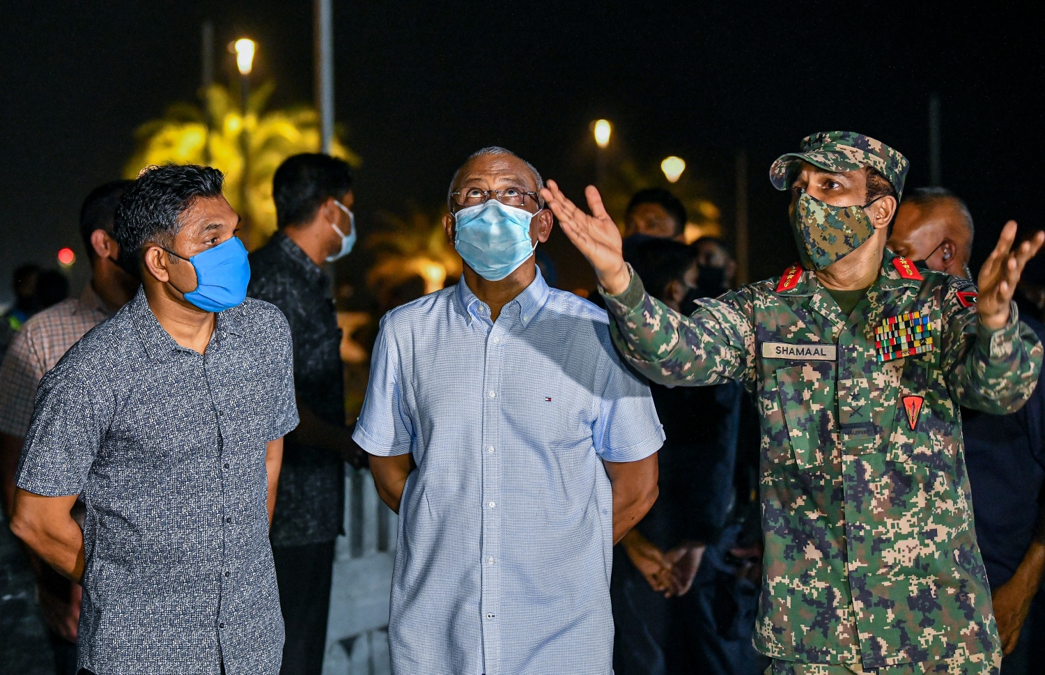 މާލެ: އޮގަސްޓް 28، 2020- ބޮޑުތަކުރުފާނު މަގުގައި ޖަލަޕީނޯ ކުރިން ހިންގި ކެފޭ މިހާރުގެ ނަމުން ނަމަ ޓިއޮލޯ ކެފޭ އާއި ގަދަގޭ މުހައްމަދުފުޅު ބިލްޑިންގްގައި ރޯވި އަލިފާންގަނޑު ނިއްވުމަށް ފަޔާ ޓީމުން ހަރަކާތްތެރިވާ ގޮތް ރައީސް އިބްރާހިމް މުހައްމަދު ސޯލިހާއި ނައިބު ރައީސް ފައިސަލް ނަސީމަށް، ޗީފް އޮފް ޑިފެންސް ފޯސް މޭޖަ ޖެނެރަލް އަބްދުﷲ ޝަމާލް ކިޔައި ދެއްވަނީ.---ފޮޓޯ: އަވްޝަން އިލްޔާސް/މިހާރު