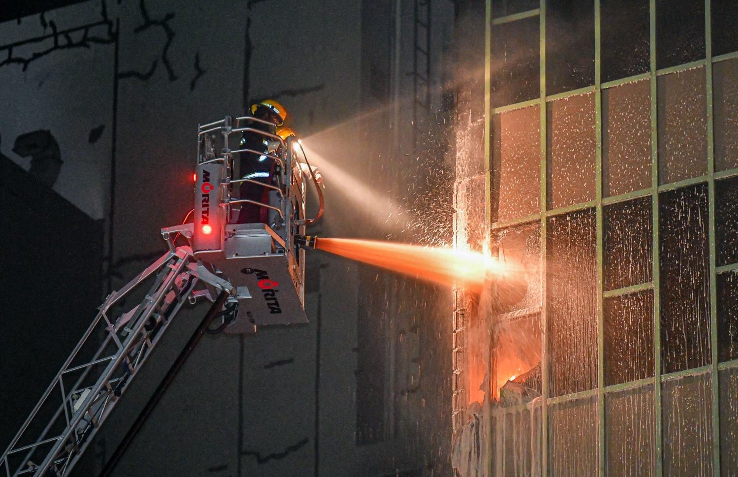 މާލެ: އޮގަސްޓް 28، 2020- ގަދަގޭ މުހައްމަދުފުޅު ބިލްޑިންގްގެ މަތީ ފްލޯއެއްގައި ރޯވެފައިވާ އަލިފާންގަނޑު ނިއްވަން ފަޔާ ފައިޓަރުން ފެން ޖަހަނީ: މުޅި މި އިމާރާތް ހުރީ އިންޝުއާ ކޮށްފައި.---ފޮޓޯ:އަވްޝަން އިލްޔާސް/މިހާރު