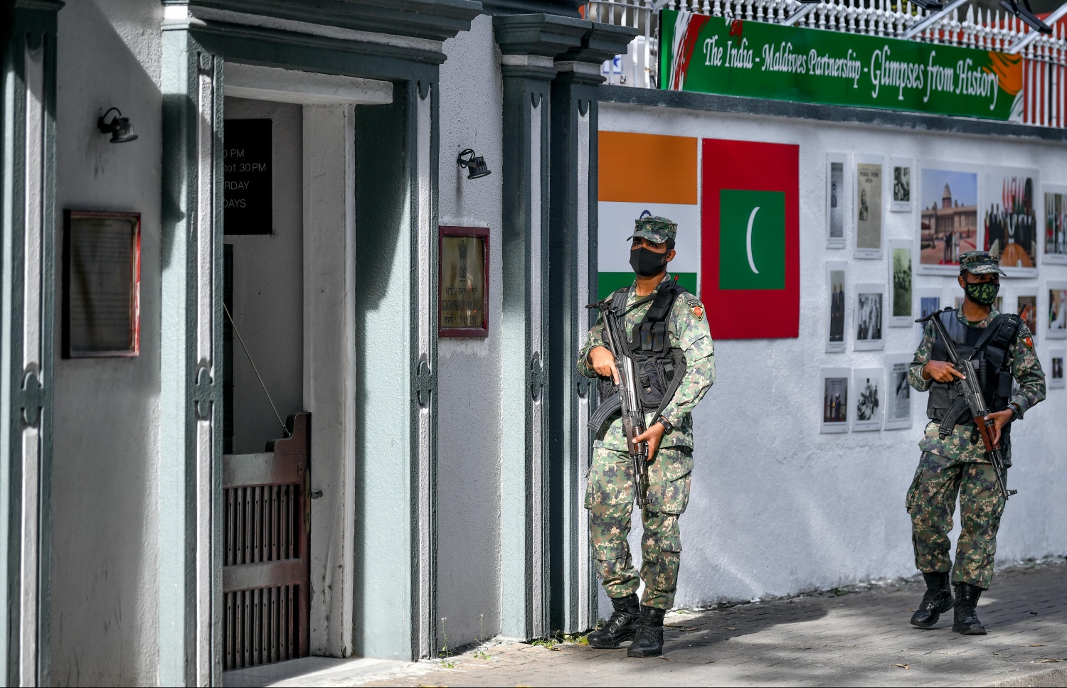 ރާއްޖޭގައި ހުންނަ އިންޑިއަން ހައި ކޮމިޝަންގެ ކުރިމަތީގައި ސިފައިންގެ ދެ މީހަކު ހަތިޔާރާއެކު، މިއަދު ހަވީރު ފޯރިމަރަނީ.---ފޮޓޯ: ނިޝާން އަލީ/މިހާރު