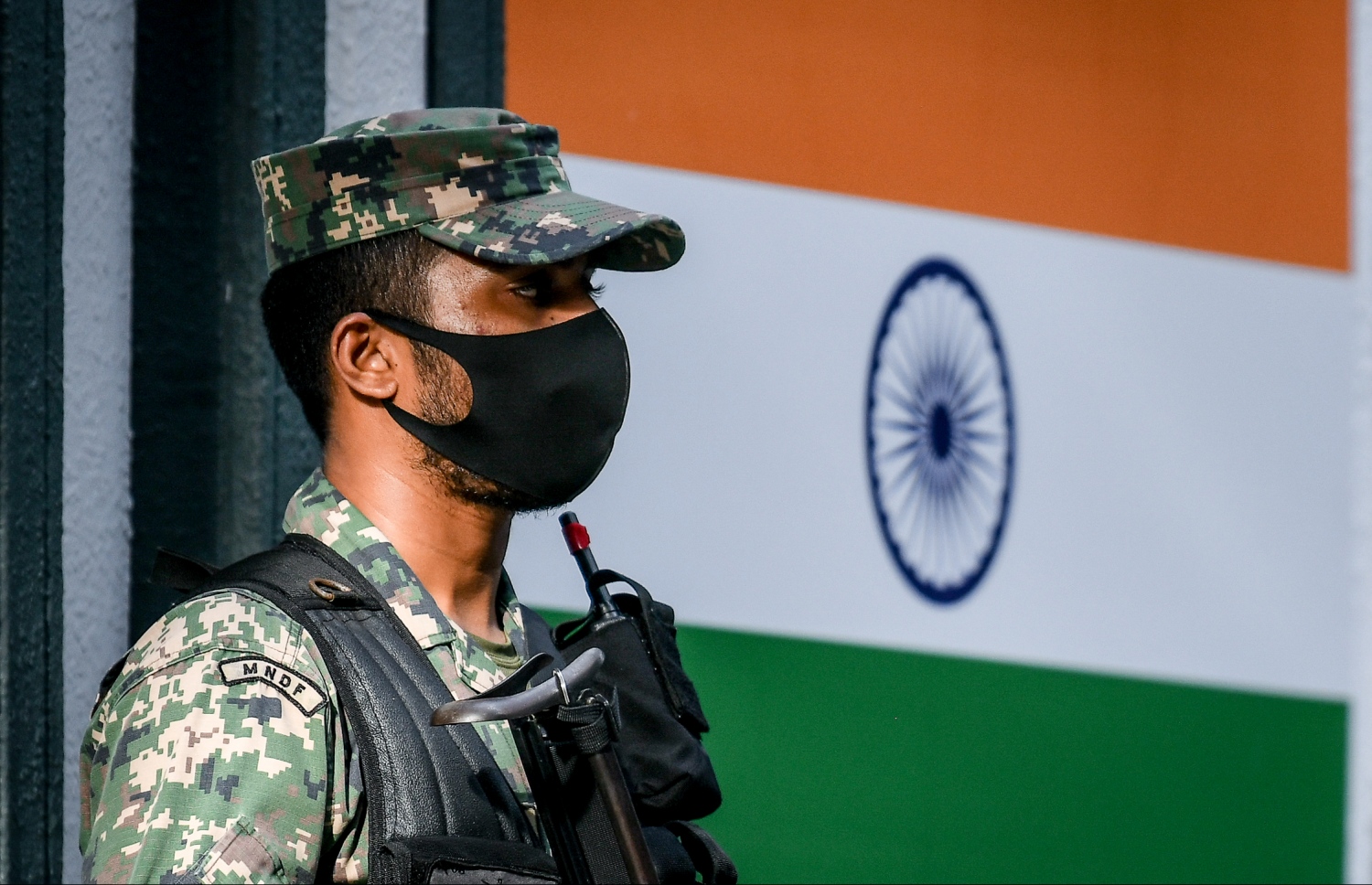 ރާއްޖޭގައި ހުންނަ އިންޑިއަން ހައި ކޮމިޝަންގެ ކުރިމަތީގައި ސިފައިންގެ މީހަކު ހަތިޔާރާއެކު، މިއަދު ހަވީރު ފޯރިމަރަނީ.---ފޮޓޯ: ނިޝާން އަލީ/މިހާރު