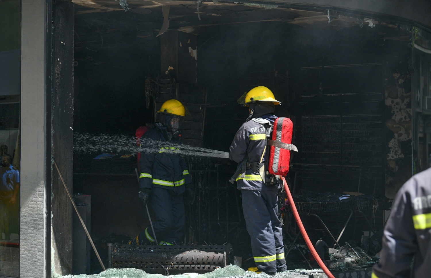 ވެސްޓަޔާ ފިހާރައިގައި މިއަދު މެންދުރު ރޯވި އަލިފާންގަނޑު ނިއްވައިލުމަށް ފަހު، ފަޔާ ފައިޓަރުން އެ ފިހާރައިގެ ތެރެއަށް ފެން ޖަހަނީ.---ފޮޓޯ: ނިޝާން އަލީ/މިހާރު