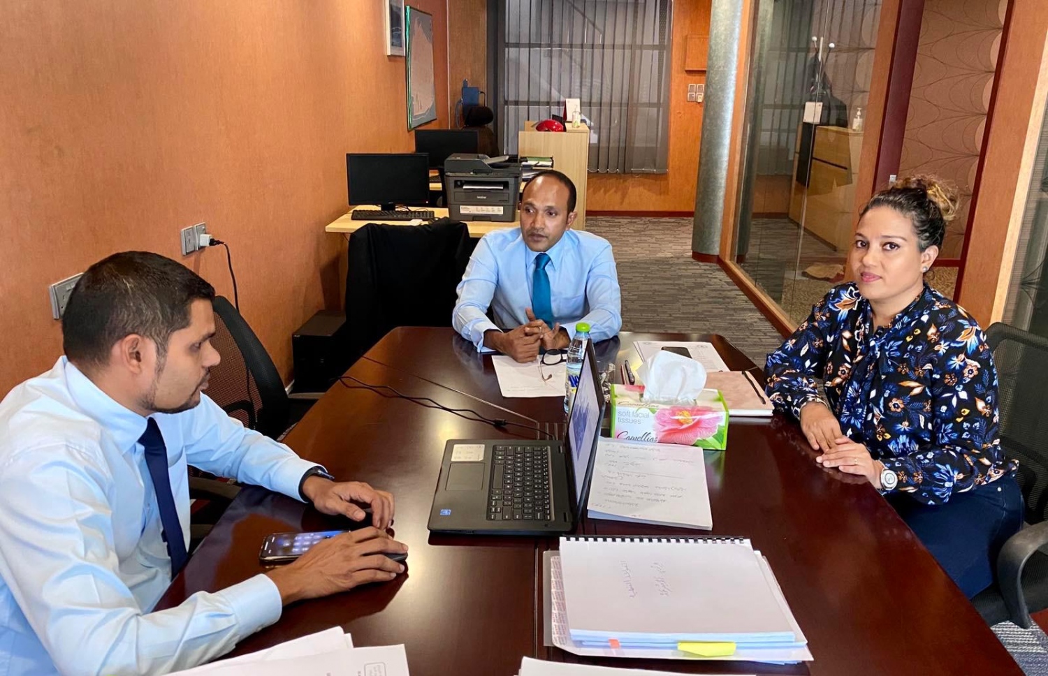 މަލީހާ އާއި އޭނާގެ ދެ ގާނޫނީ ވަކީލުން ކަމަށްވާ ސަލްޓަން ޗެމްބާސްގެ ޑރ. ޖަމީލް އާއި އަބްދުﷲ އަލީ.