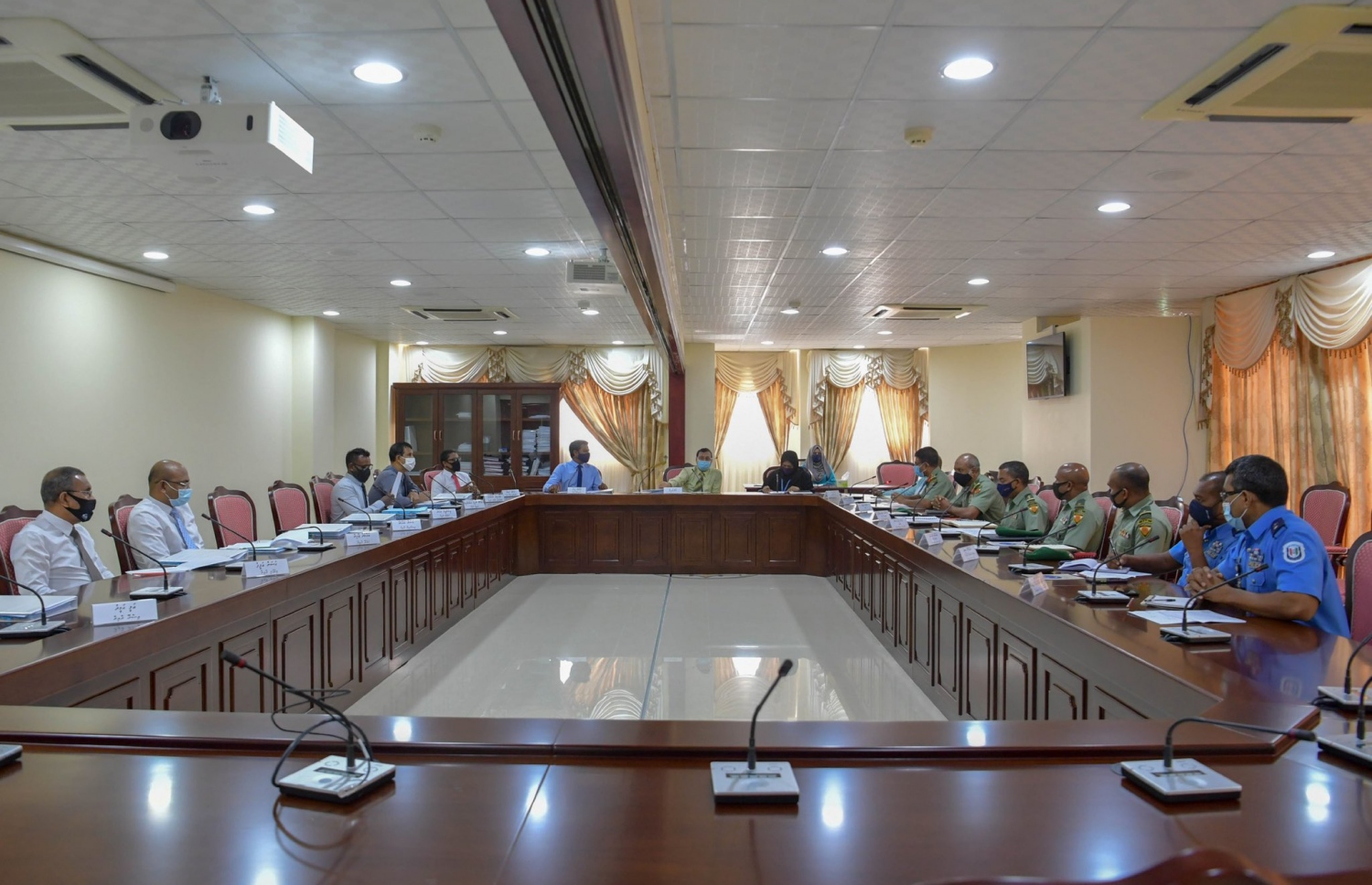 މިދިޔަ މަހުގެ ހާދިސާއާ ގުޅޭ ގޮތުން ރައްޔިތުންގެ މަޖިލީހުގެ ގައުމީ ސަލާމަތާއި ޚާރިޖީ ގުޅުންތަކުގެ ކޮމިޓީން ފުލުހުންނާއި ސިފައިންނާ ބައްދަލުކުރަނީ.