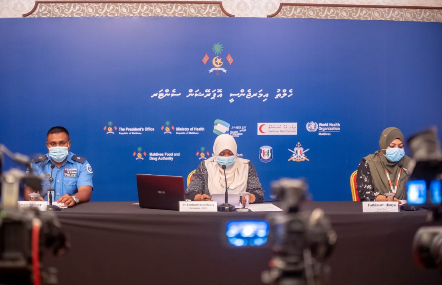 އެޗްއީއޯސީގައި ރޭ ބޭއްވި ނިއުސް ކޮންފަރެންސްގައި ޑރ. ނަޒްލާ (މ) އާއި ސުޕްރިޓެންޑެންޓް އޮފް ޕޮލިސް ސަމީރު އަދި ރެޑް ކްރެސެންޓުގެ ސެކްރެޓަރީ ޖެނެރަލް ހިމްޔާ ބައިވެރިވެވަޑައިގަންނަވަނީ-- ފޮޓޯ: އެޗްއީއޯސީ