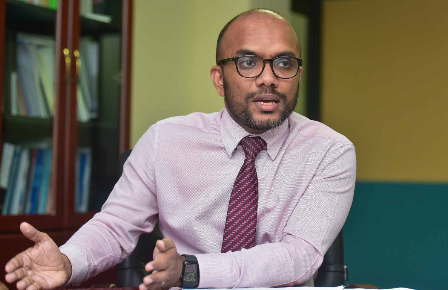 މިނިސްޓަރު އަމީރު މިދިޔަ އަންގާރަ ދުވަހު "މިހާރު" އާ ވާހަކަ ދައްކަވަނީ: މިނިސްޓްރީތަކުގެ މާލީ ކަންކަން ބަލަހައްޓަން ޗީފް އެކައުންޓްސް އެގްޒެކެޓިވްގެ ނަމުގައި އާ މަގާމެއް އުފައްދަވާނެ ކަމަށް ވިދާޅުވި.---ފޮޓޯ: އަހުމަދު އަވްޝަން/މިހާރު