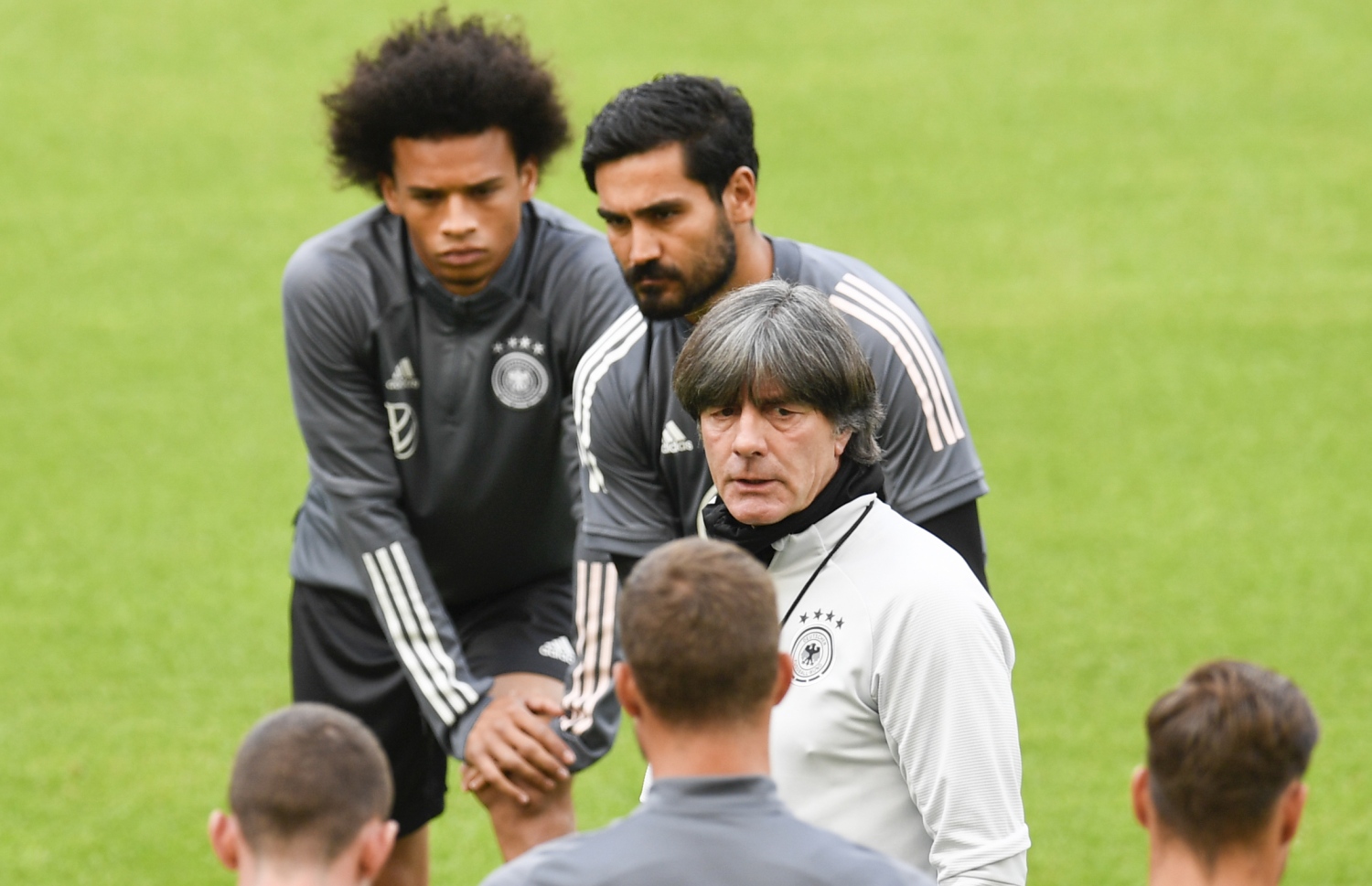 ޖަރުމަނު ގައުމީ ޓީމުގެ ފަރިތަކުރުންތަކުގެ ތެރެއިން އެ ޓީމުގެ ކޯޗު ޔަކީމް ލޯ ކުޅުންތެރިންނަށް ބުނެދެނީ.-- ފޮޓޯ: އޭއެފްޕީ