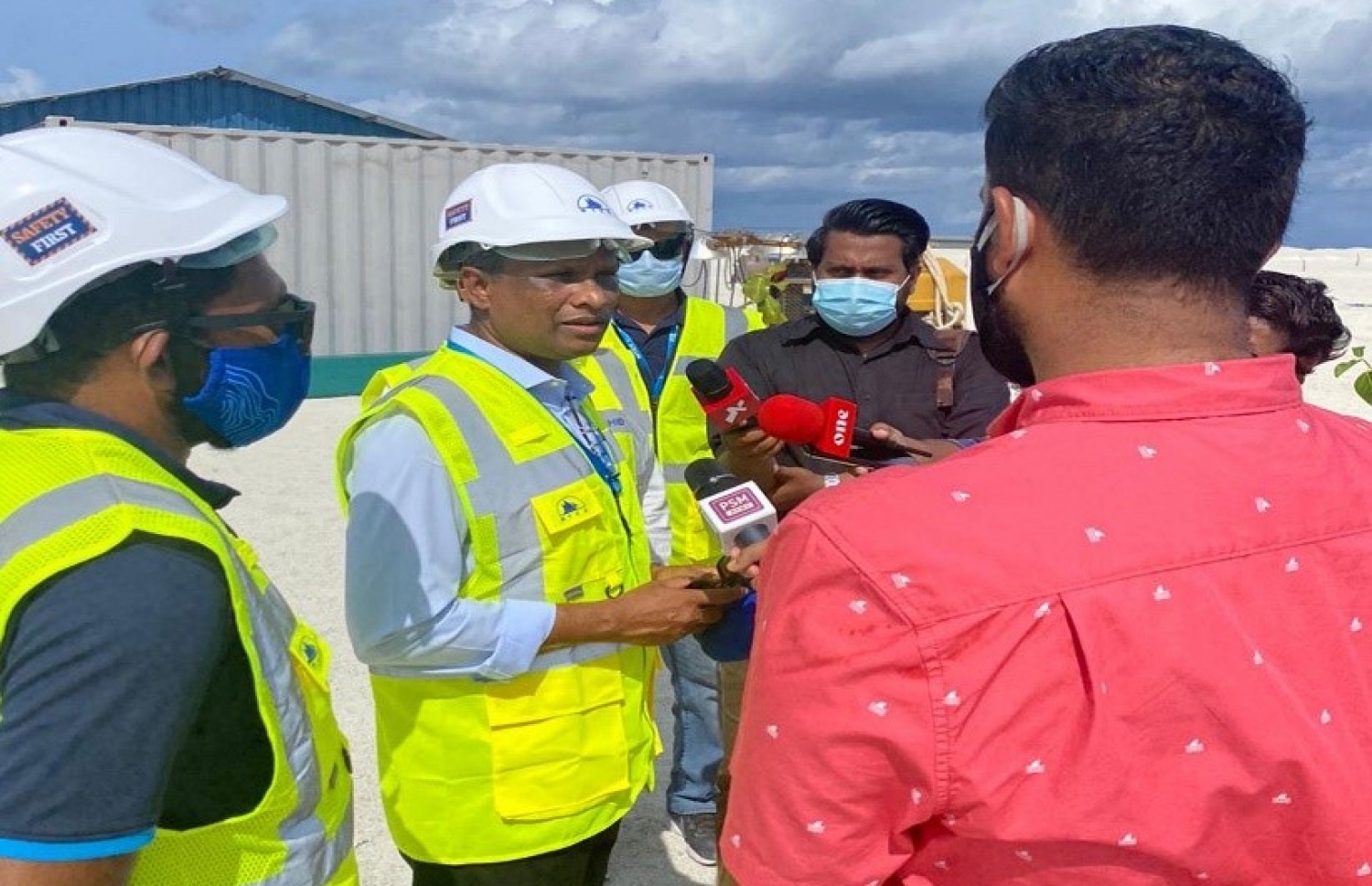 މާފުށީ ބިންހިއްކުމުގެ މަޝްރޫޢުއާއި ބެހޭގޮތުން ޕްރޮޖެކްޓް ސައިޓްގައި ސީ.އީ.އޯ. އާދަމް އާޒިމް މީޑިއާއަށް މަޢުލޫމާތު ދެއްވަނީ-- ފޮޓޯ: އެމްޓީސީސީ