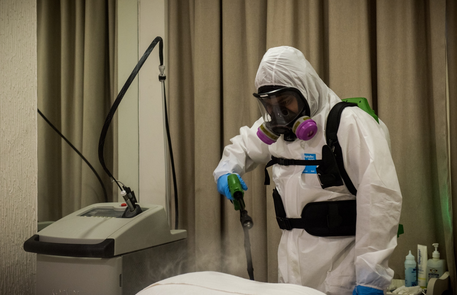 ވިކްޓްރީ އިލެކްޓްރޯސްޓެޓިކް ސްޕްރޭޔާ ބޭނުންކޮށްގެން ޑިސްއިންފެކްޓު ކުރަނީ-- ފޮޓޯ: ރީއިންވެންޓް