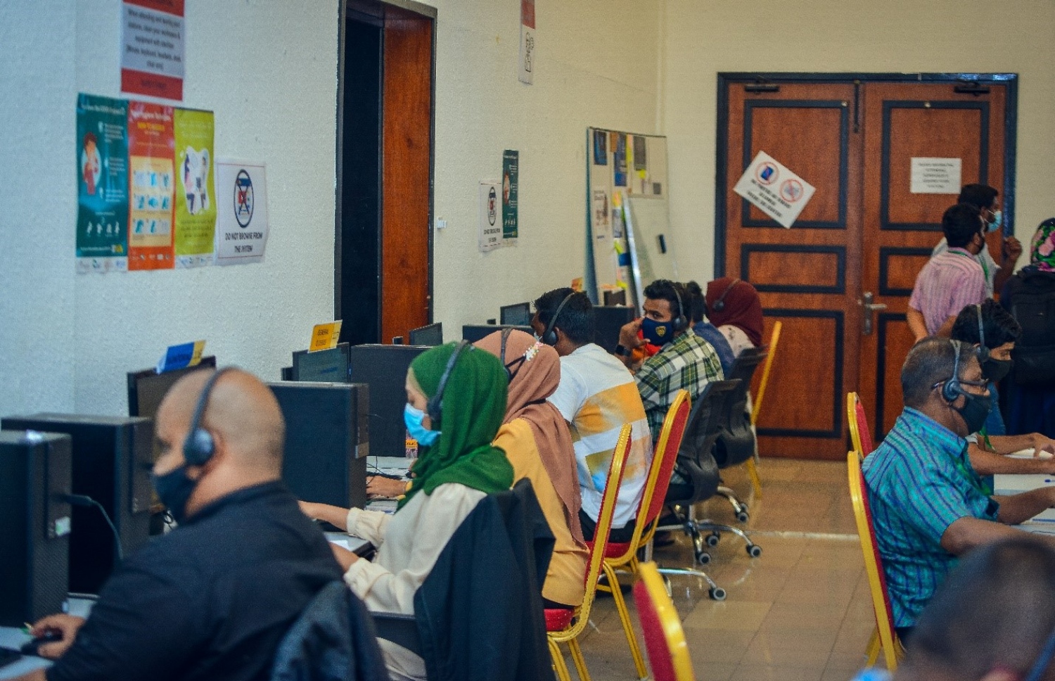 ކޮވިޑް ކޯލް ސެންޓަރުގެ ބައެއް މުވައްޒަފުން އަވަދި ނެތި މަސައްކަތުގައި: ކޮންމެ ހެނދުނު 8 އިން ރޭގަނޑު ދަންވަރު  1 ޖަހަންދެން މަސައްކަތުގައި ތިބެން ޖެހޭ.