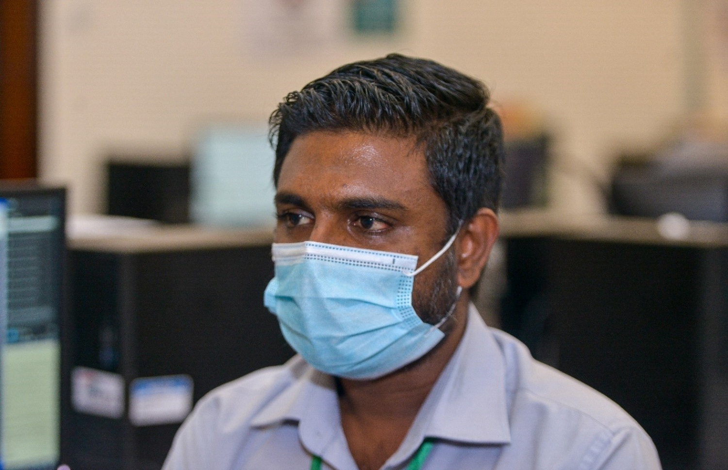 ކޯލް ސެންޓަރު ހިންގުމާ ހަވާލުވެ ހުންނެވި އަބްދުالله އަޒްމީން.