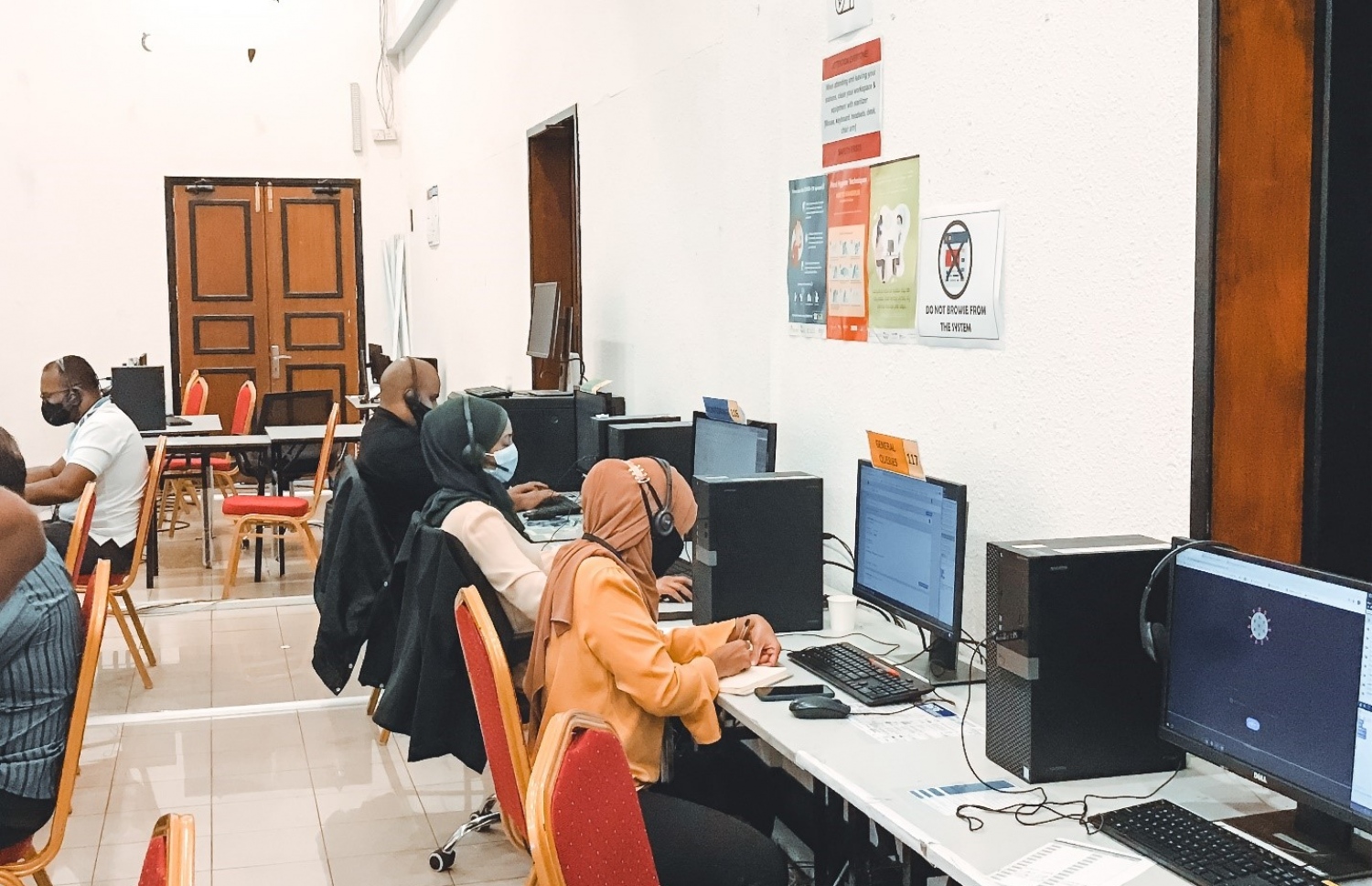 ކޯލް ސެންޓަރުގެ މުވައްޒަފުން މަސައްކަތުގައި.