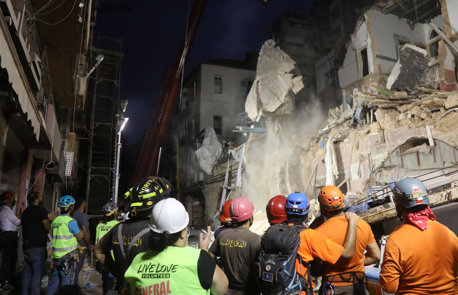 ބޭރޫތުން ވެއްޓިފައިވާ އިމާރާތެއްގެ ބައިތައް ކްރޭނަކުން ނަގާއިރު ލުބުނާނާއި ޗިލީގެ ރެސްކިއު ޓީމުތައް ހަރަކާތްތެރި ވަނީ. --ފޮޓޯ:އޭއެފްޕީ