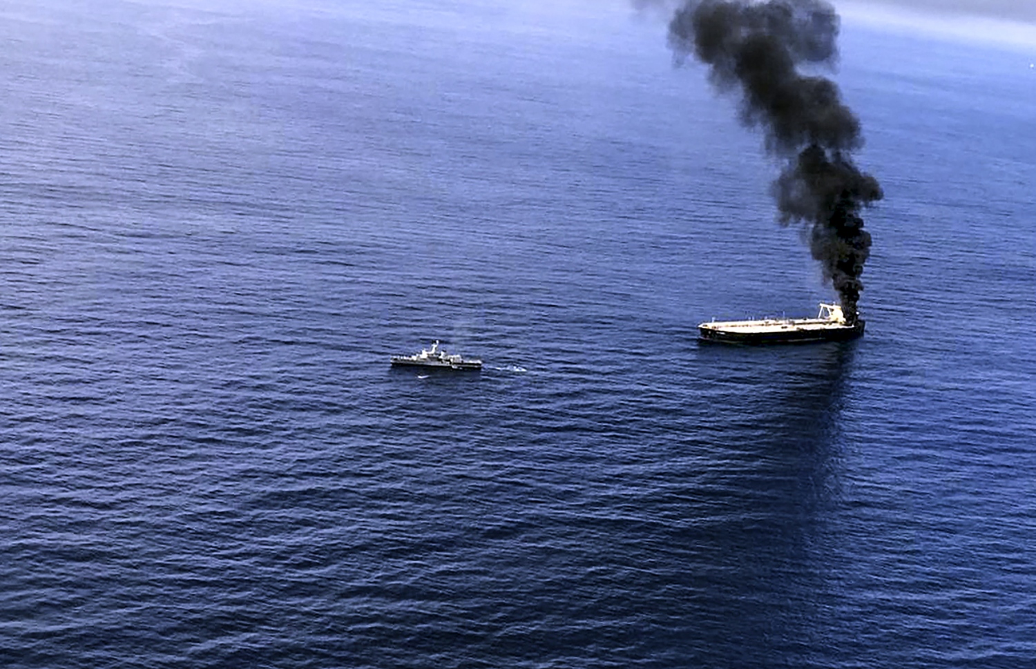 ލަންކާގެ އިރުމަތިން 60 ކިލޯމީޓަރު ދުރުން ރޯވި ތެޔޮ ޓޭންކަރުން ދުން އަރަނީ. --ފޮޓޯ:އޭއެފްޕީ