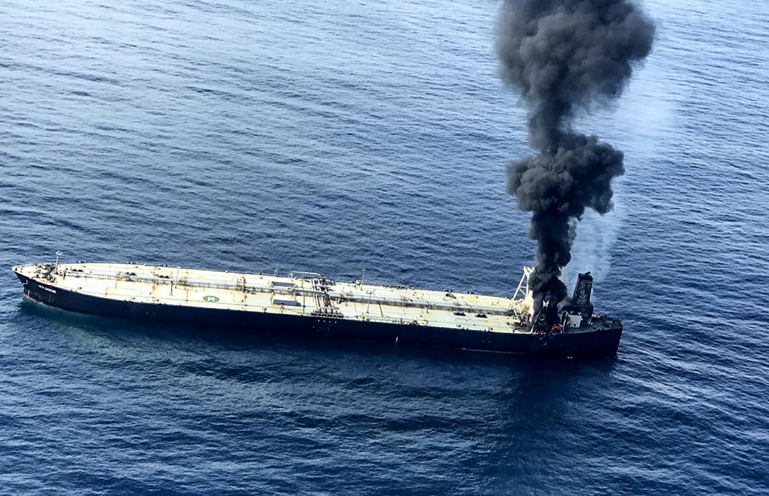 ލަންކާގެ އިރުމަތިން 60 ކިލޯމީޓަރު ދުރުން ރޯވި ތެޔޮ ޓޭންކަރުން ދުން އަރަނީ. --ފޮޓޯ:އޭއެފްޕީ