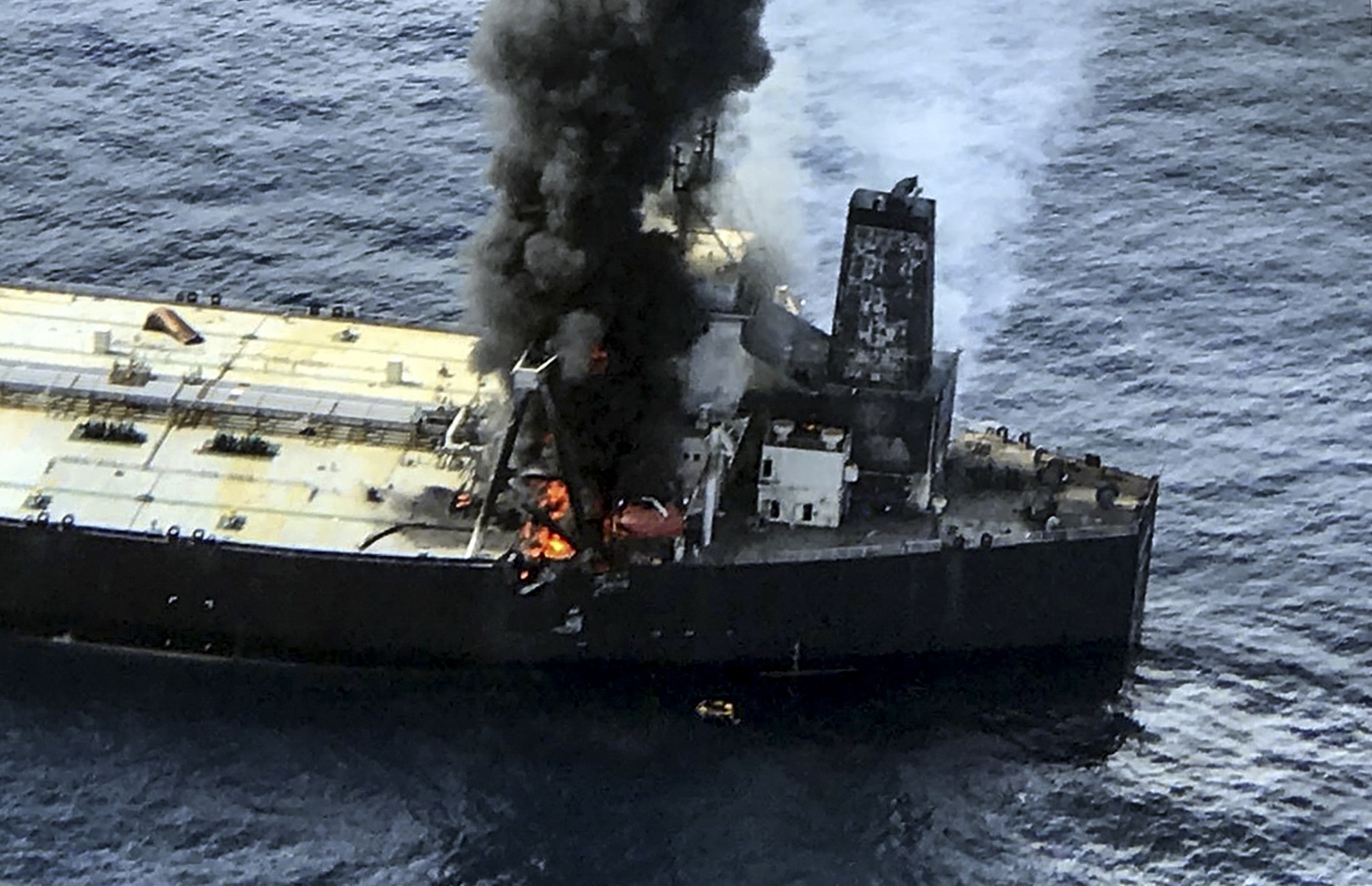 ލަންކާގެ އިރުމަތިން 60 ކިލޯމީޓަރު ދުރުން ރޯވި ތެޔޮ ޓޭންކަރުން ދުން އަރަނީ. --ފޮޓޯ:އޭއެފްޕީ