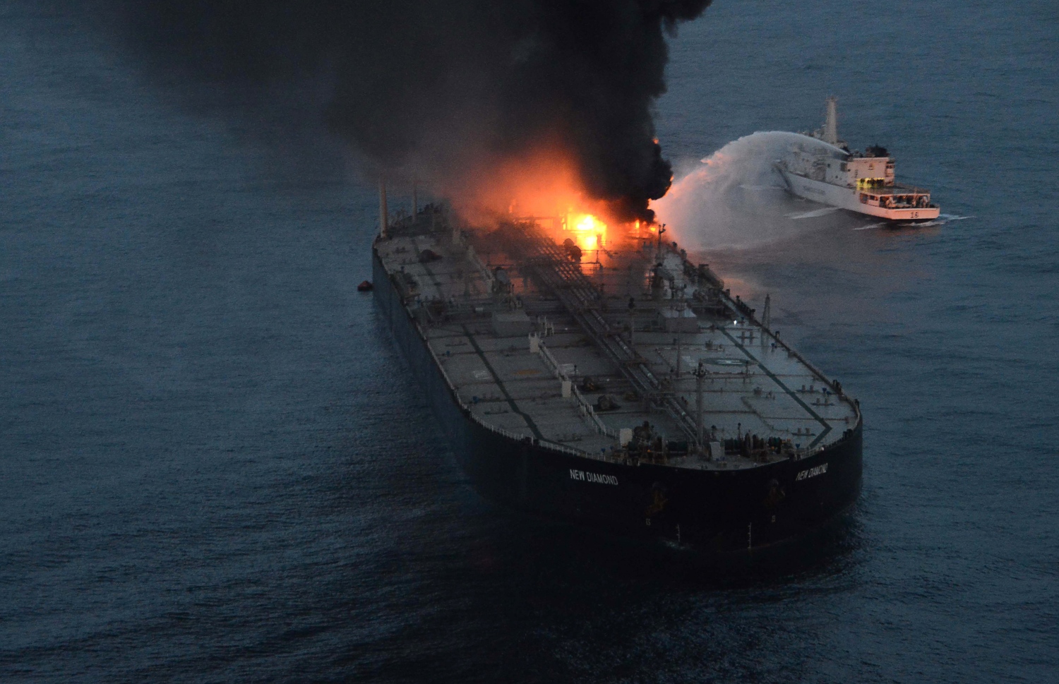 ލަންކާގެ އިރުމަތިން 60 ކިލޯމީޓަރު ދުރުން ދަތުރު ކުރަނިކޮށް ތެޔޮ ޓޭންކަރުގައި ރޯވެފައި. --ފޮޓޯ:އޭއެފްޕީ