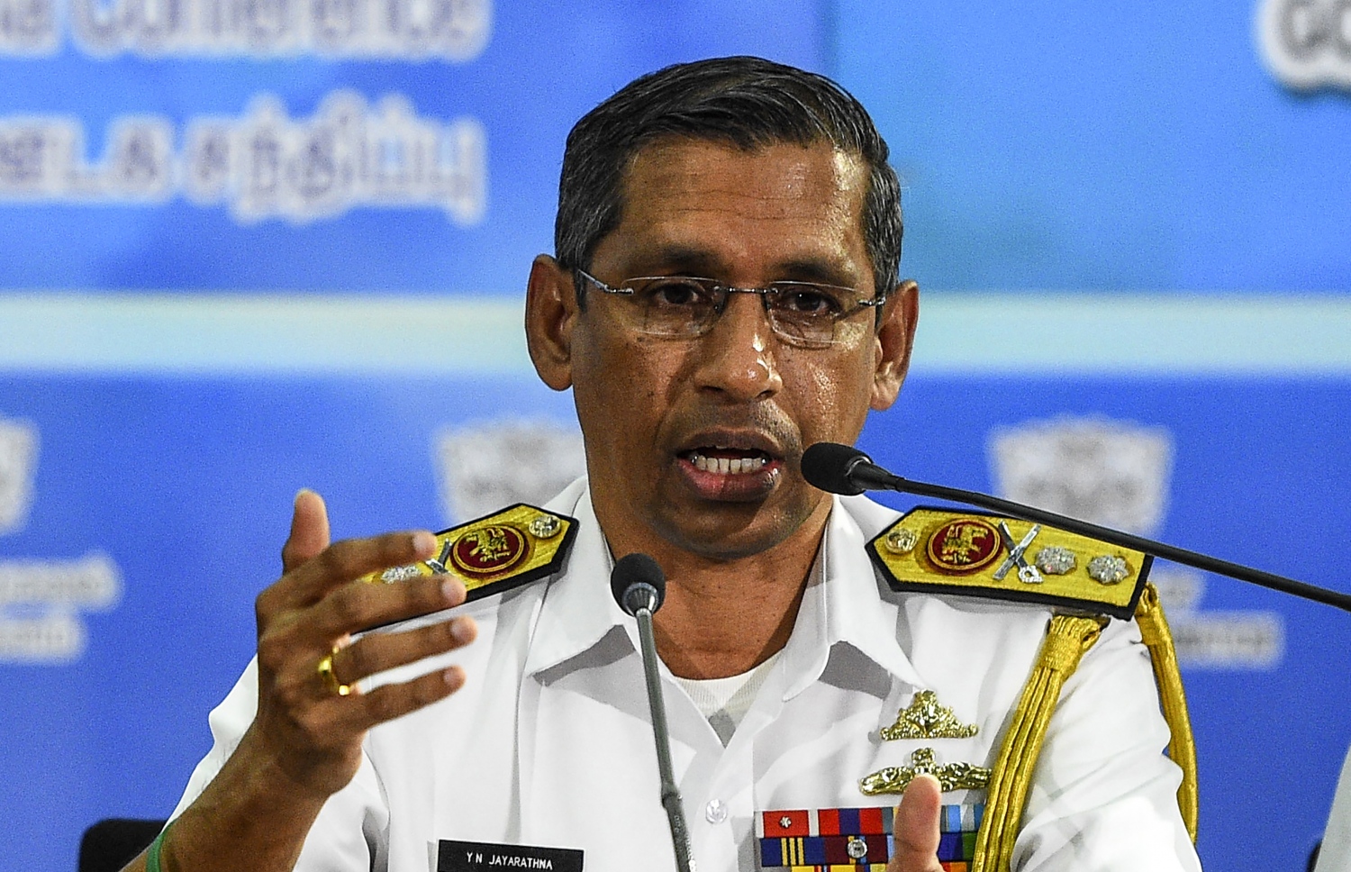 ރޯވި ތެޔޮ ޓޭންކަރާ ގުޅޭ މައުލޫމާތު ލަންކާގެ ނޭވީ އޮފިސަރު ރިއާ އެޑްމިރަލް ޖަޔަރަތުނަ ދެއްވަނީ. --ފޮޓޯ:އޭއެފްޕީ