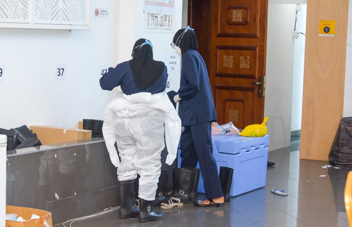 އާރްއާރްޓީމުގެ ދެ މެމްބަރަކު މަސައްކަތުގައި.