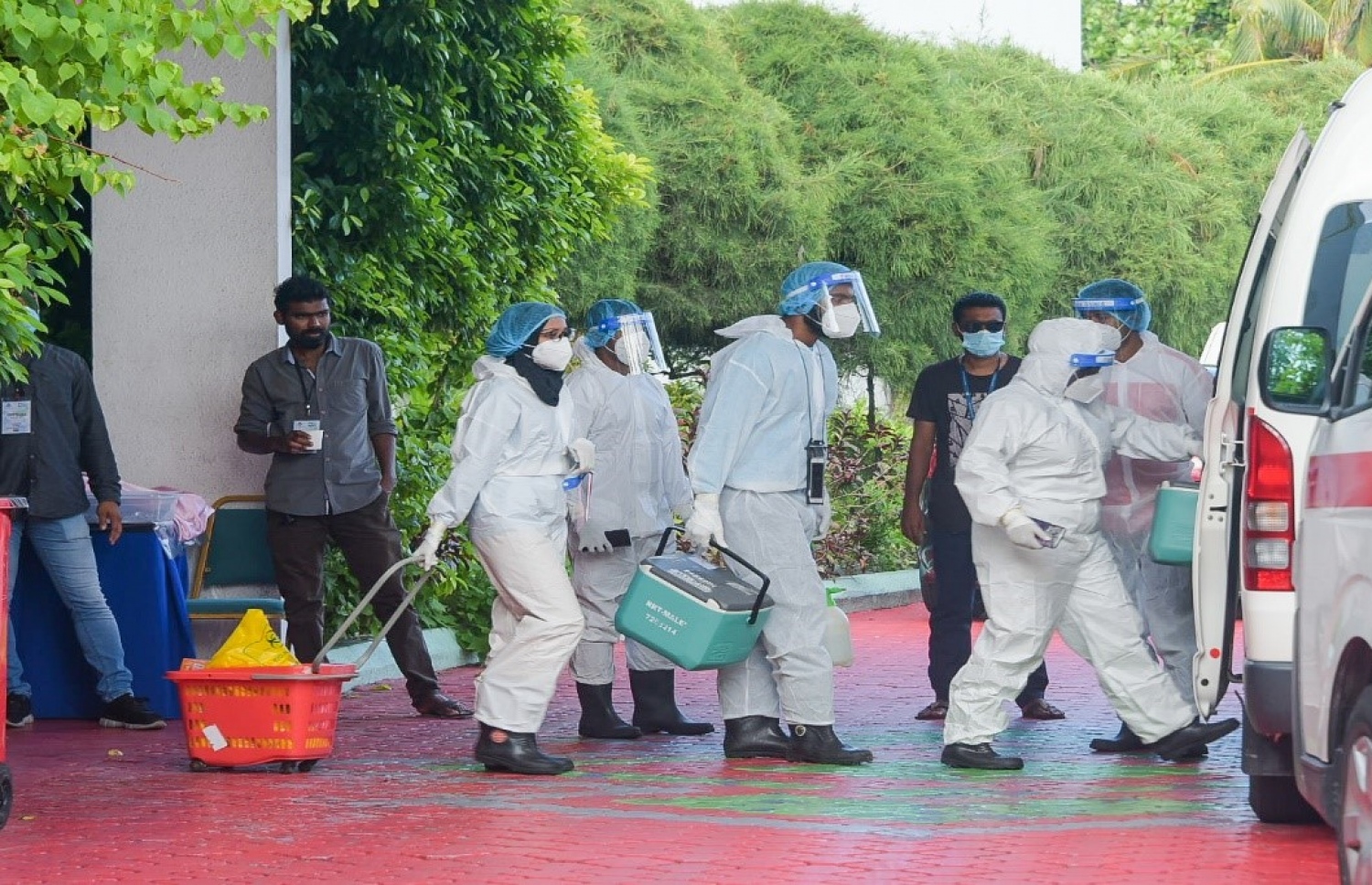 ސާމްޕަލް ނެގުމަށް ދިއުމަށްޓަކައި އާރްއާރްޓީމުގެ ބައެއް މީހުންގެ ދަރުބާރުގެ އިން އެމްބިއުލާންސަށް އަރަނީ.