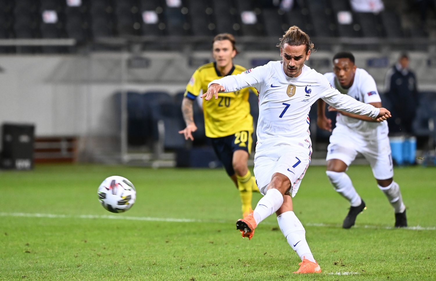 ރޭ ފްރާންސް ކުޅުނު މެޗުގެ ތެރެއިން ގްރީޒްމަން ޕެނަލްޓީ ފޮނުވާލަނީ.-- ފޮޓޯ: އޭއެފްޕީ