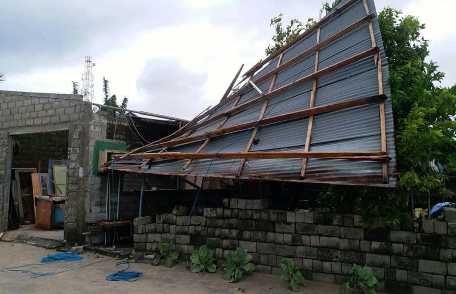 ރޭ ކުރި ވިއްސާރައިގައި ގެއެއްގެ ފުރާޅު އެއްލާލާފައި