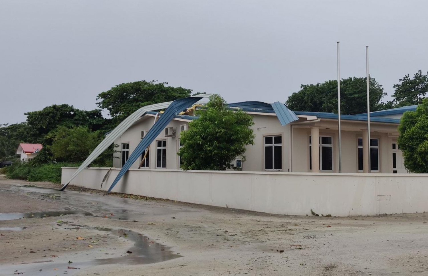 ކެނދިކުޅުދޫ ކޯޓުގެ ފުރާޅު އެއްލާލާފައި: ރޭ ކުރި ވިއްސާރައިގައި އެ ރަށަށް ވެސް ބޮޑެތި ގެއްލުންވި