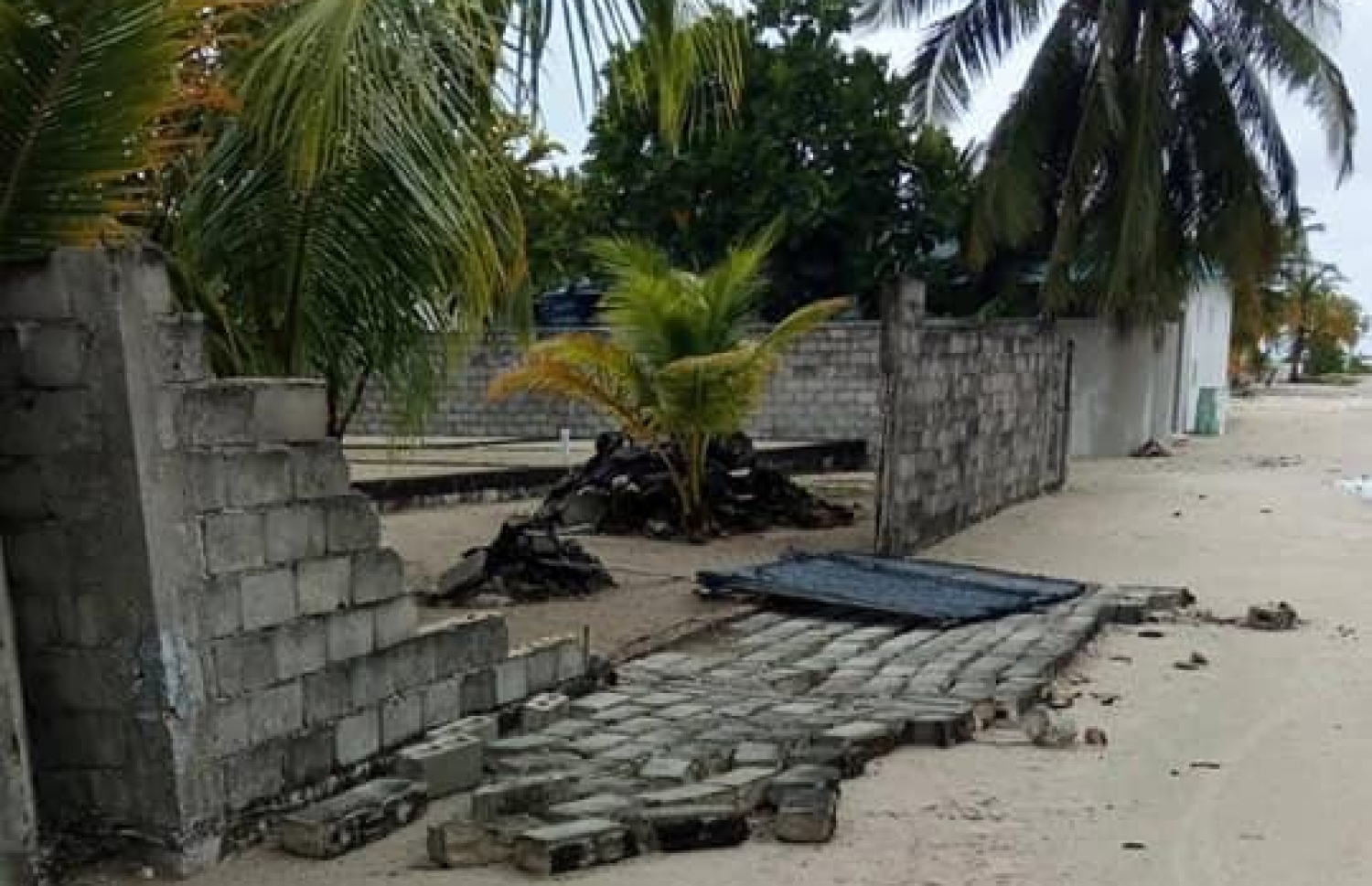 ރޭ ޖެހުނު ވައިގައި މަކުނުުދޫގެ ގެއެއްގެ ވަށާ ފާރު ވެއްޓިފައި: ވިއްސާރައިގައި ގިނަ ރަށްތަކަކަށް ބޮޑެތި ގެއްލުންތަކެއް ވެފައިވޭ