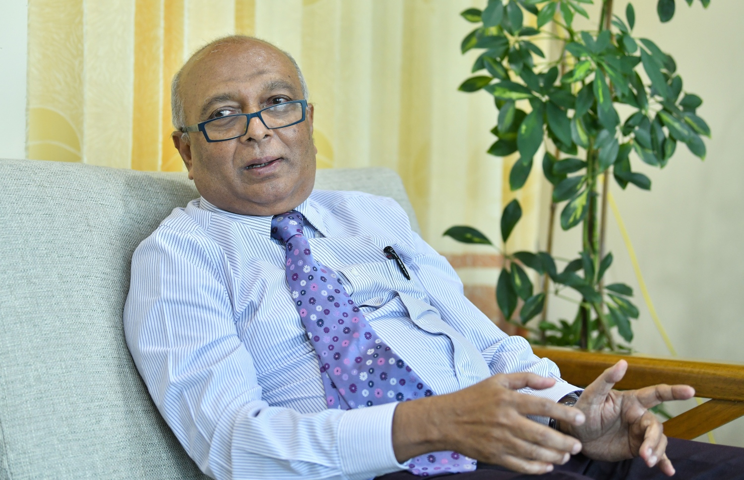 ޑރ. އަންވަރު، މީގެ ކުރިން "މިހާރު" އަށް އިންޓަވިއުދެއްވަނީ.-- މިހާރު ފައިލް ފޮޓޯ