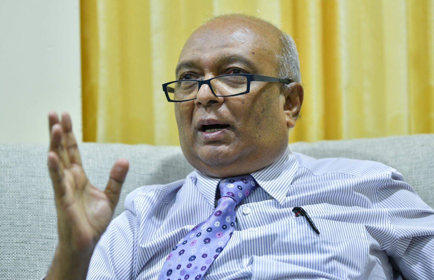 ޑރ. އަންވަރު، "މިހާރު" އަށް ދެއްވި އިންޓަވިއުއެއްގައި.-- ފައިލް ފޮޓޯ: މިހާރު