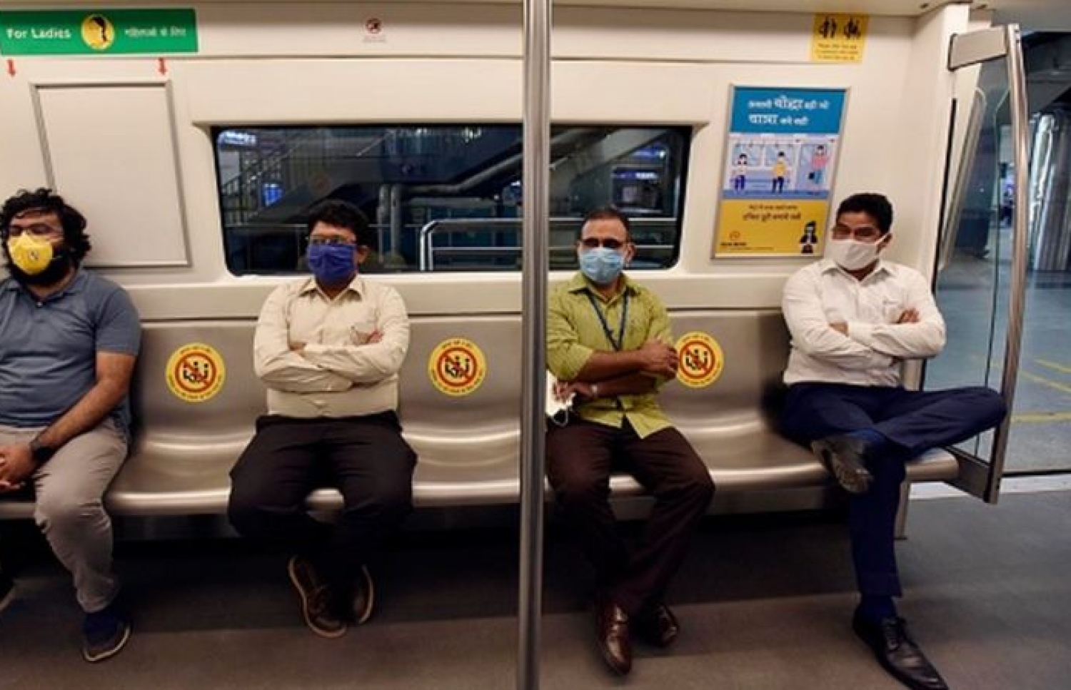 އިންޑިއާގެ ވެރިރަށް ނިއު ދިއްލީގެ މެޓްރޯ، ފަސް މަސް ދުވަހުގެ ހުއްޓުމަކަށް ފަހު ސެޕްޓެމްބަރު 7، 2020 ގައި ހުޅުވާލުމުން ބައެއް ދަތުރުވެރިން: ކޮވިޑް-19 ފެތުރުން ހުއްޓުވަން ގިނަ ފިޔަވަޅުތަކެއް ހުރީ އަޅާފައި