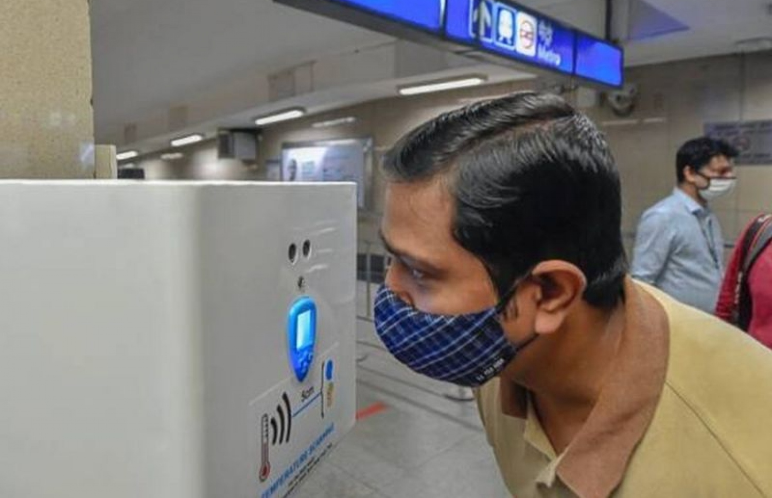 އިންޑިއާގެ ވެރިރަށް ނިއު ދިއްލީގެ މެޓްރޯއަށް އެރުމުގެ ކުރިން މީހެއްގެ ހުން ބަލަނީ: ފަސް މަސްދުވަހުގެ މެދުކަނޑާލުމަކަށް ފަހު އިންޑިއާގެ އެންމެ ބޮޑު މެޓްރޯ ސެޕްޓެމްބަރު 7، 2020 ގައި ހުޅުވީ ރައްކާތެރިކަމުގެ ފިޔަވަޅުތަކާ އެކު