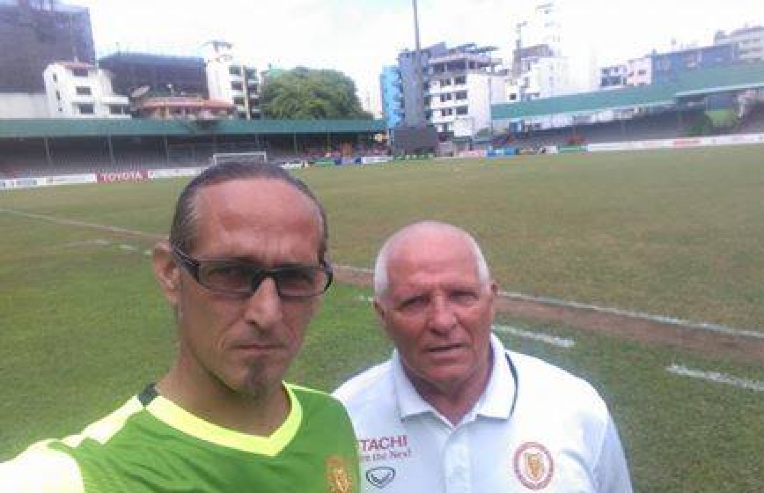 ޗަބާ (ވ) އޭނާގެ ބައްޕަ ލާސްލޯ ކިސްއާ އެކު.