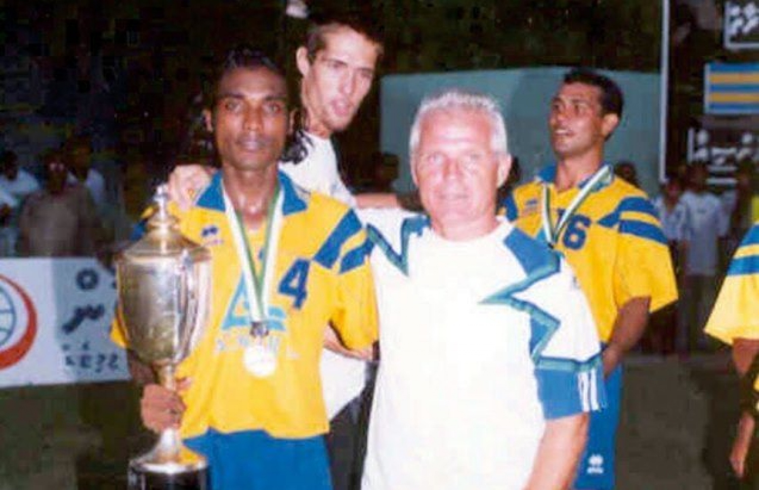 ކިސް (ކ) ފަންތޮށި ނާޒިމާ އެކު: ކިސް އަކީ ދިވެހި ފުޓްބޯޅައިގެ ރަމްޒެއް.