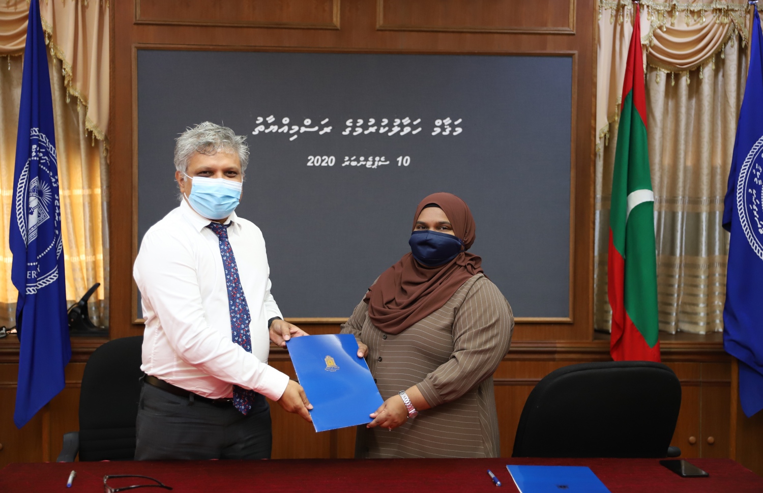 ސެންޓާ ފޯ ފައުންޑޭޝަން ސްޓަޑީގެ ޑީނަކަށް އައްޔަންކުރެއްވި ނާސިހާއަށް، އެމްއެންޔޫގެ ވައިސް ޗާންސެލާ ޑރ. ޝަރީފް މަގާމުގެ ލިޔުން ހަވާލުކުރައްވަނީ.-- ފޮޓޯ: އެމްއެންޔޫ