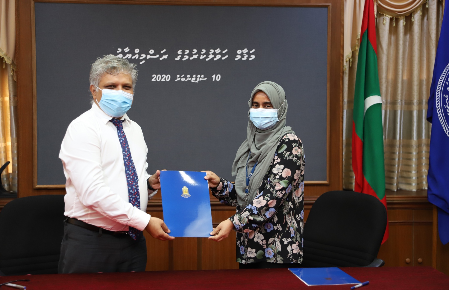 ކޮންޓްރޯލާ އޮފް އެގްޒަމިނޭޝަންގެ މަގާމުގައި ހުންނެވި ނާޒިޔާއަށް، ވައިސް ޗާންސެލާ ޑރ. ޝަރީފް މަގާމަުގެ ލިޔުން ހަވާލުކުރައްވަނީ.-- ފޮޓޯ: އެމްއެންޔޫ