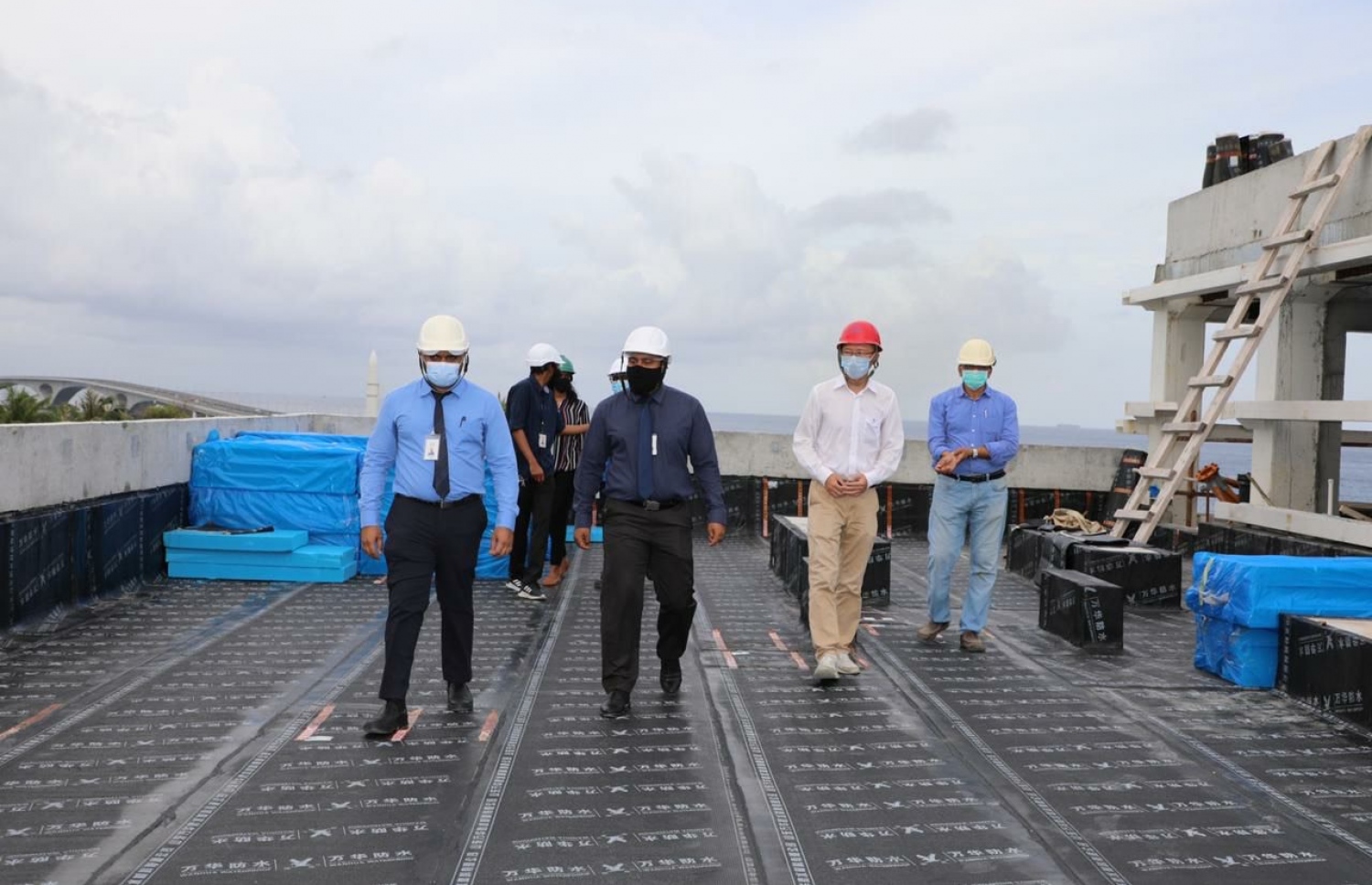 ސްޓެލްކޯގެ މެނޭޖިން ޑިރެކްތަރު ހަސަން މުޣުނީ (މ) އާއި އެކުންފުނީގެ އިސް މީހުން ޓްރާންސްފޯމަރު ބަހައްޓާ ބިލްޑިން ބަލާލަނީ-- ފޮޓޯ: ސްޓެލްކޯ