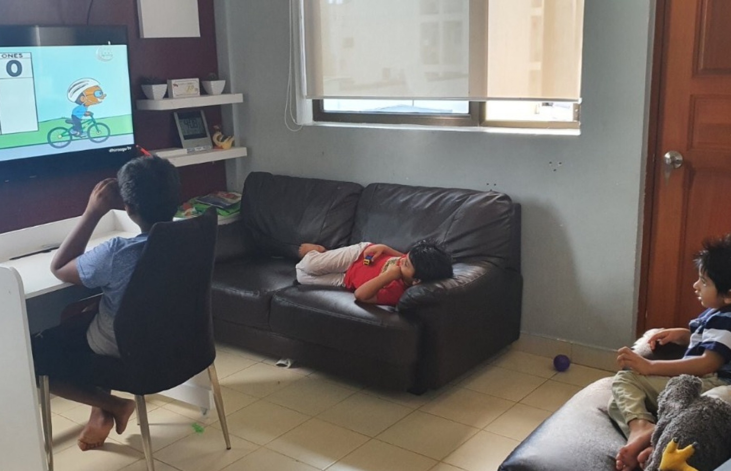 ކޮވިޑާ ގުޅިގެން މާލެ ސަރަހައްދުގެ ސްކޫލުތައް ބަންދު ކޮށްފައިވާތީ، ކުއްޖަކު ގޭގައި އޮންލައިން ކްލާސް ނަގާއިރު، އެހެން ދެ ކުއްޖަކު އެ ކްލާސް ކުރިއަށް ދާ ގޮތް ބަލަނީ.