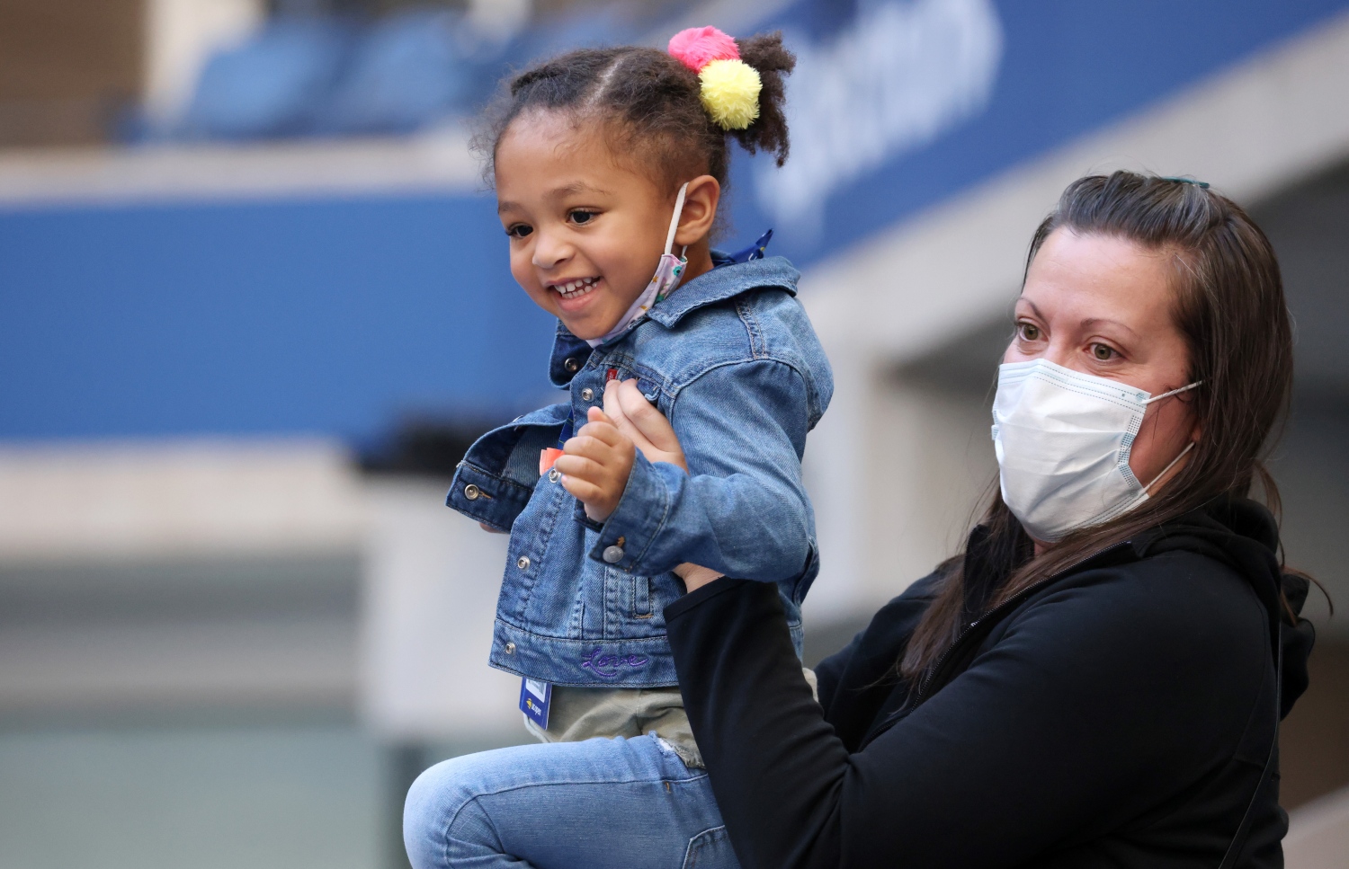 ސެރީނާގެ ދަރިފުޅު އޮލިމްޕިއާ ޔޫއެސް އޯޕަން މެޗެއް ބަލަން ގޮސް ސްޓޭޑިއަމްގައި.-- ފޮޓޯ: އޭއެފްޕީ