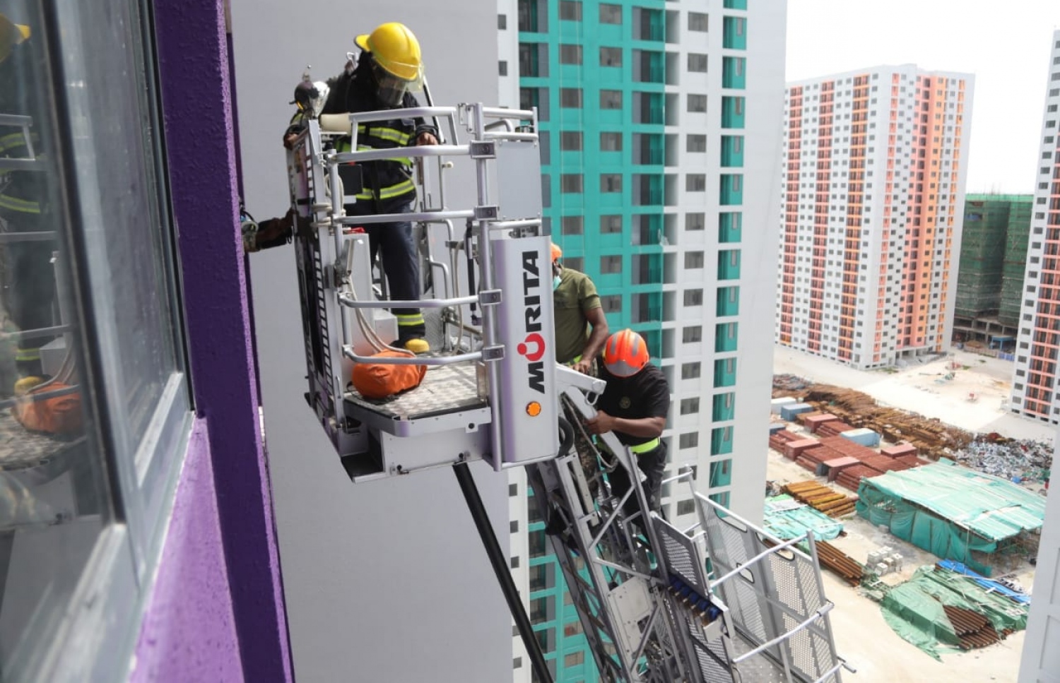 ހިޔާ ފްލެޓަށް މީހުން ބަދަލުވުމުގެ ކުރިން އެމްއެންޑީއެފުން ބޭއްވި ފަޔާ ޑްރިލްގެ ތެރެއިން. ކުއްލި ހާލަތުގައި މިތަނުން މީހުން ހުސް ނުކުރެވުމުގެ ބިރުވެރިކަން އެބަ އޮތް-- ފޮޓޯ: އެމްއެންޑީއެފް