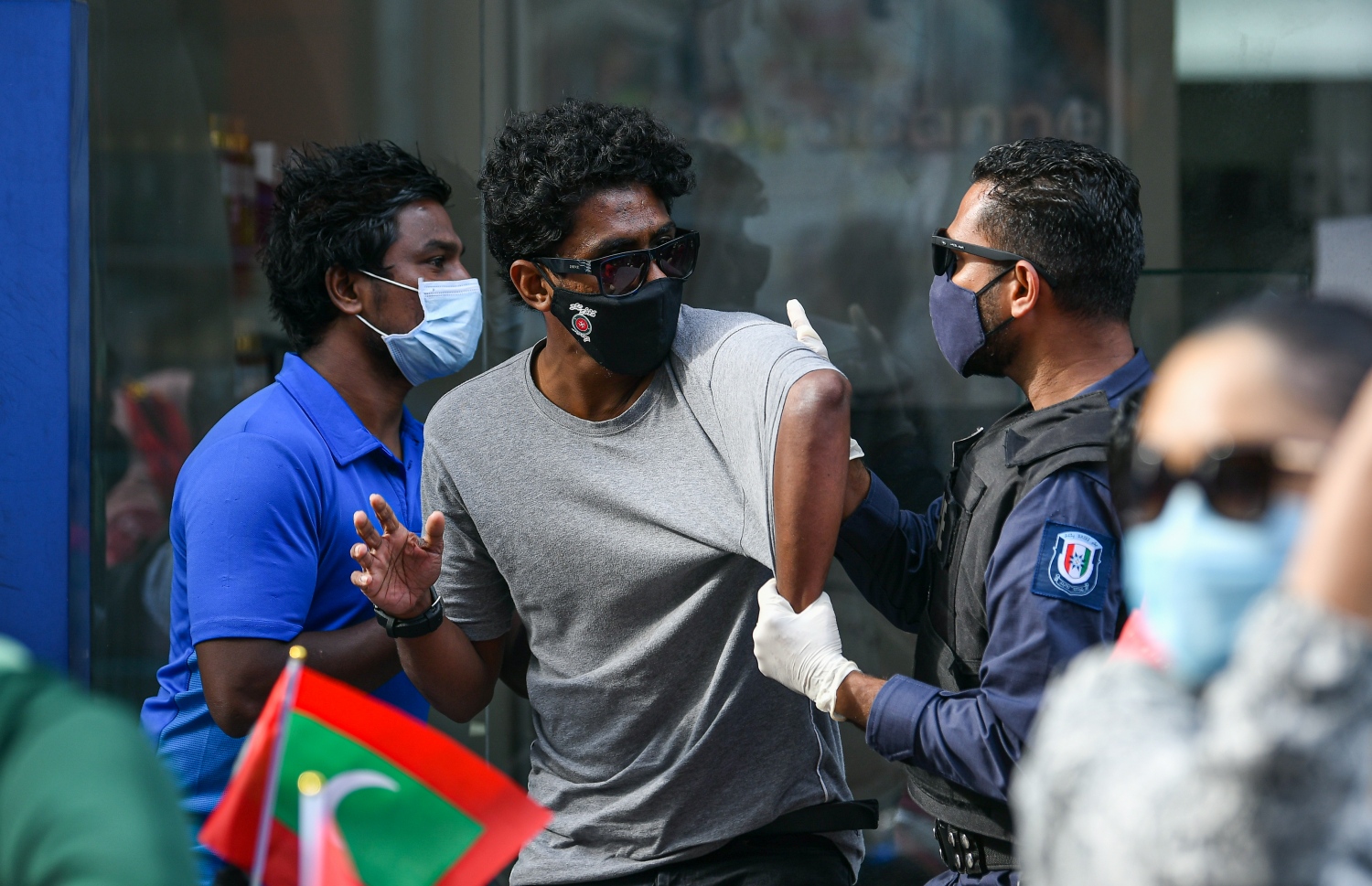 މާލެ: ސެޕްޓެމްބަރު 12، 2020- ސަރުކާރާ ދެކޮޅަށް މާލޭގައި މިއަދު ހަވީރު ބާއްވަން އުޅުނު ސައިކަލް ބުރު ހުއްޓުވައި، ޒުވާނަކު ހައްޔަރުކުރަން ފުލުހަކު މަސައްކަތް ކުރަނީ: ސައިކަލް ބުރު ރަނގަޅަށް ނުފެށެނީސް ފުލުހުން ވަނީ އެ ހަރަކާތް ހުއްޓުވައި 41 މީހަކު ހައްޔަރުކޮށްފައި. އަދި ބައެއް ސައިކަލްތައް ވެސް ޓޯކުރި.---ފޮޓޯ: އަހުމަދު އަވްޝަން އިލްޔާސް/މިހާރު